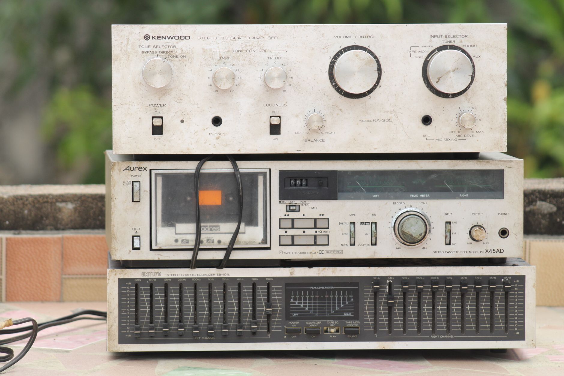 vintage analog rack gear (Photo: Atman Bouba / Pexels)