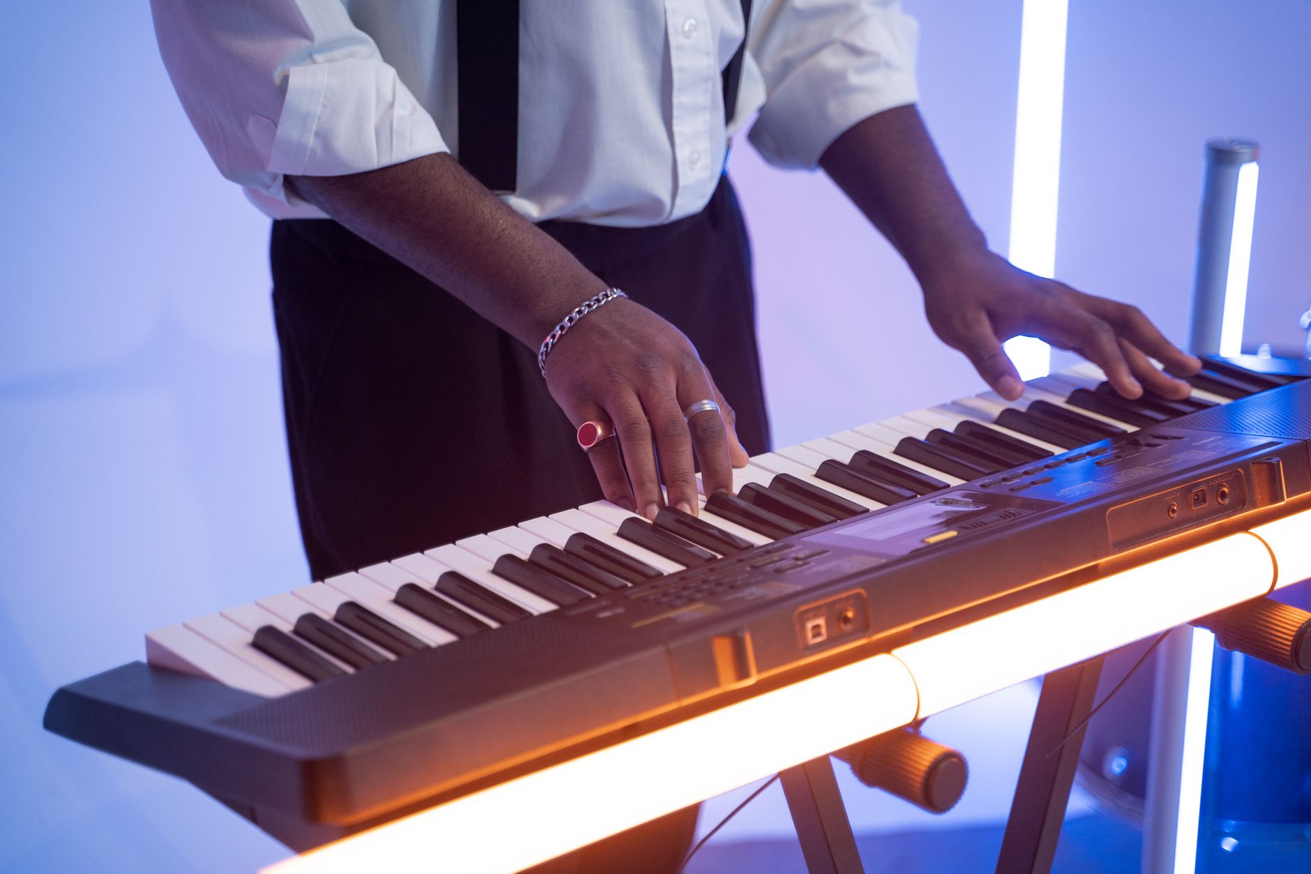 musician playing synth keyboard (Photo: AI25.Studio AI GENERATIVE / Pexels)