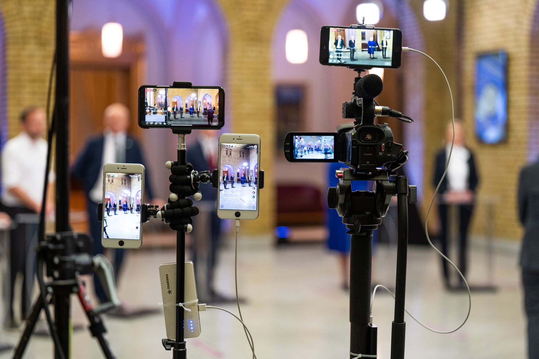 smartphone tripod filming musician (Photo: Wisam Alazawi / Pexels)