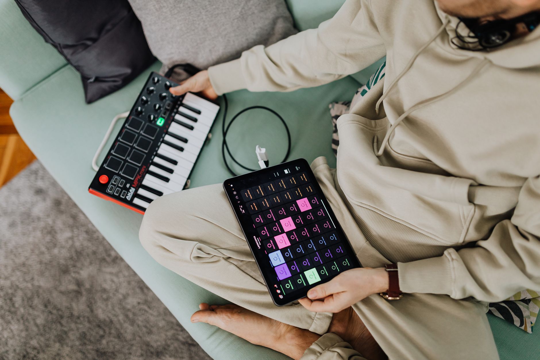 midi keyboard controller hands (Photo: https://kaboompics.com/ / Pexels)