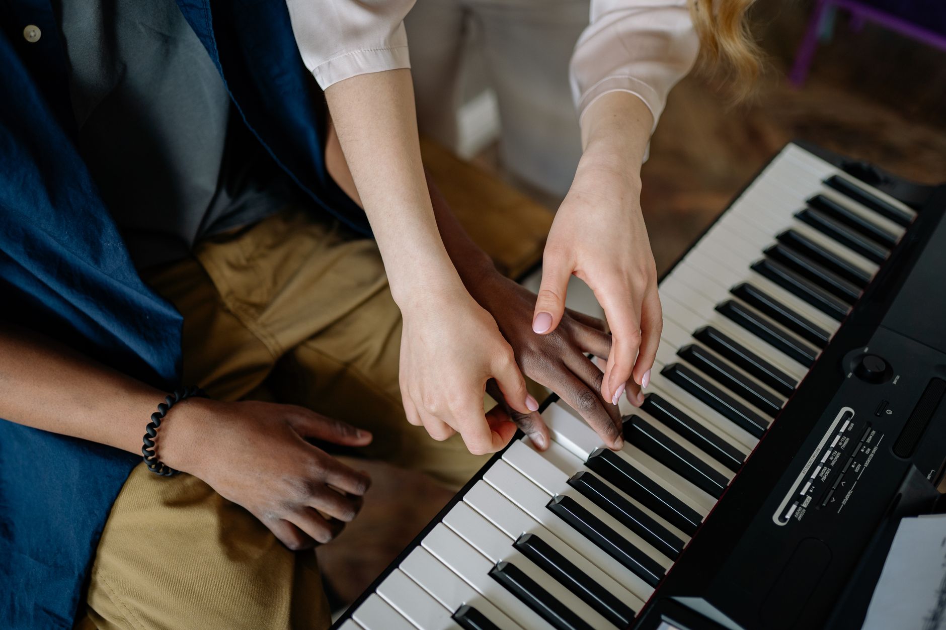 vocal coach teaching student (Photo: Yan Krukau / Pexels)