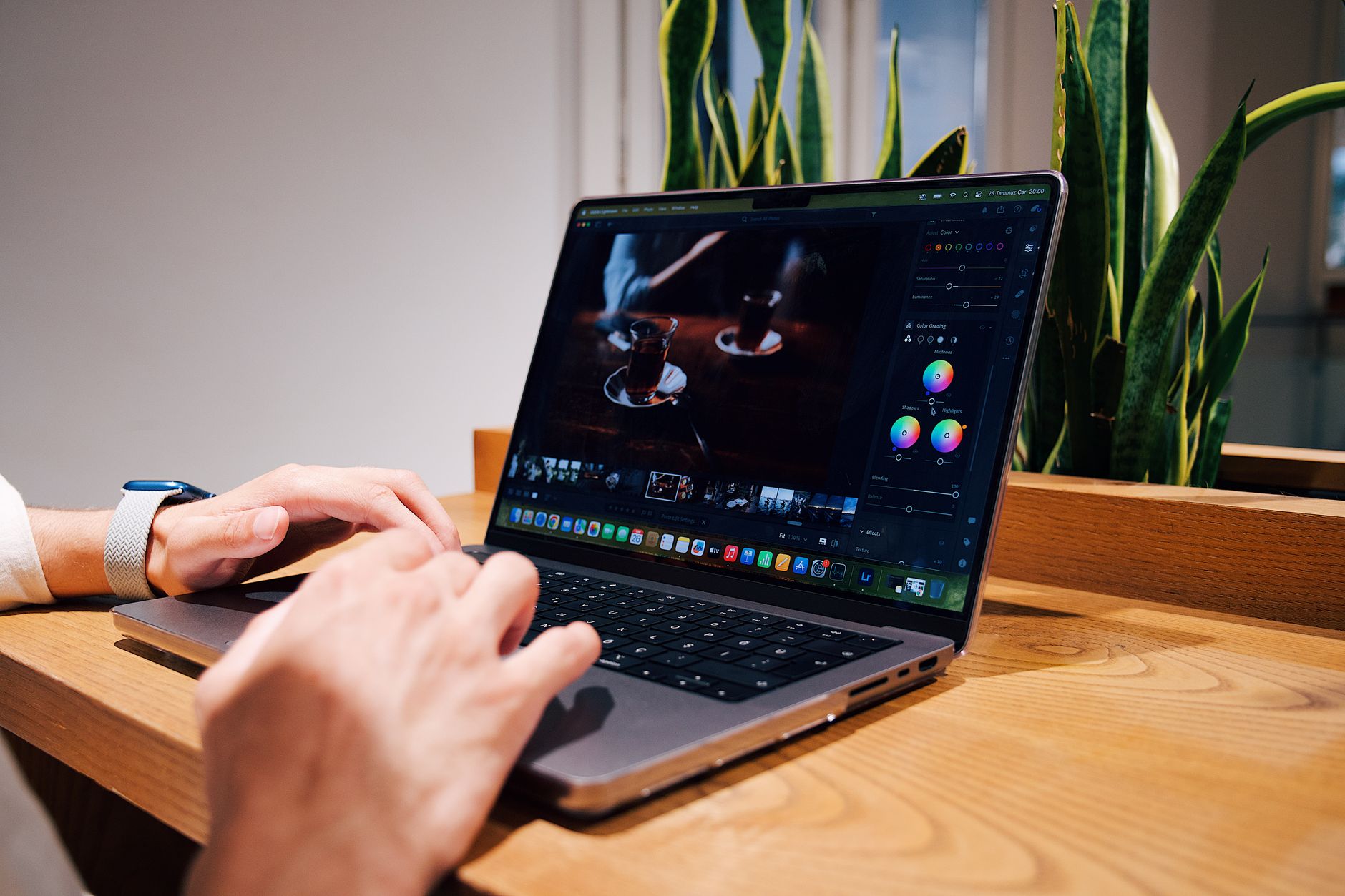 video editing timeline laptop (Photo: iam hogir / Pexels)
