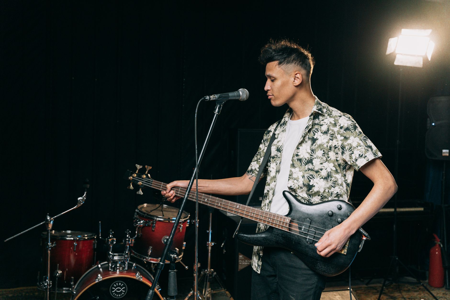 bass drum bass guitar (Photo: Ivan S / Pexels)