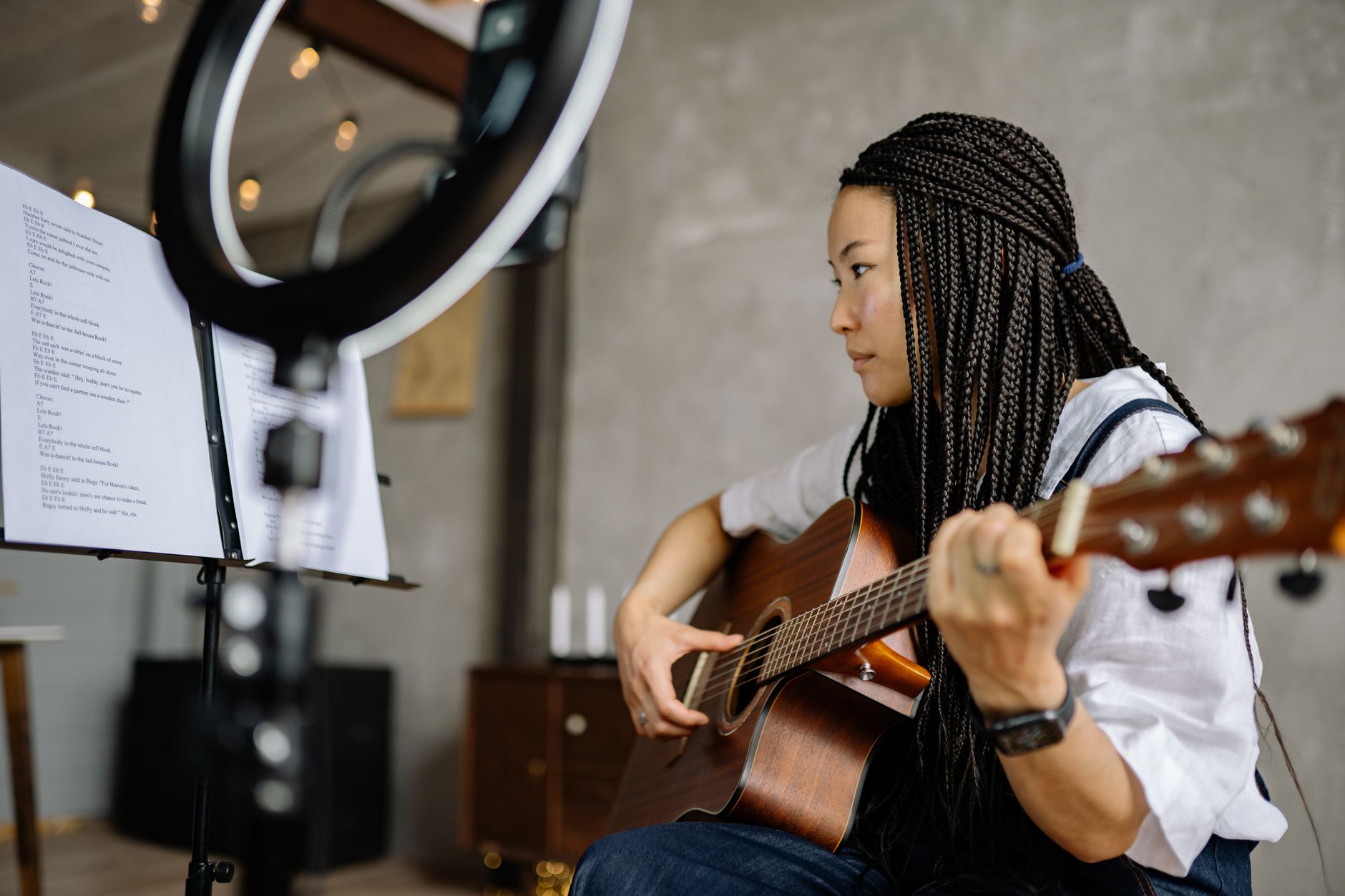 singer home studio warm light (Photo: Yan Krukau / Pexels)