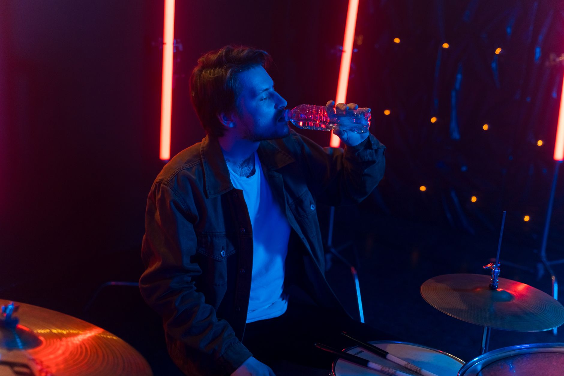 water bottle drinking musician (Photo: AI25.Studio  AI GENERATIVE / Pexels)