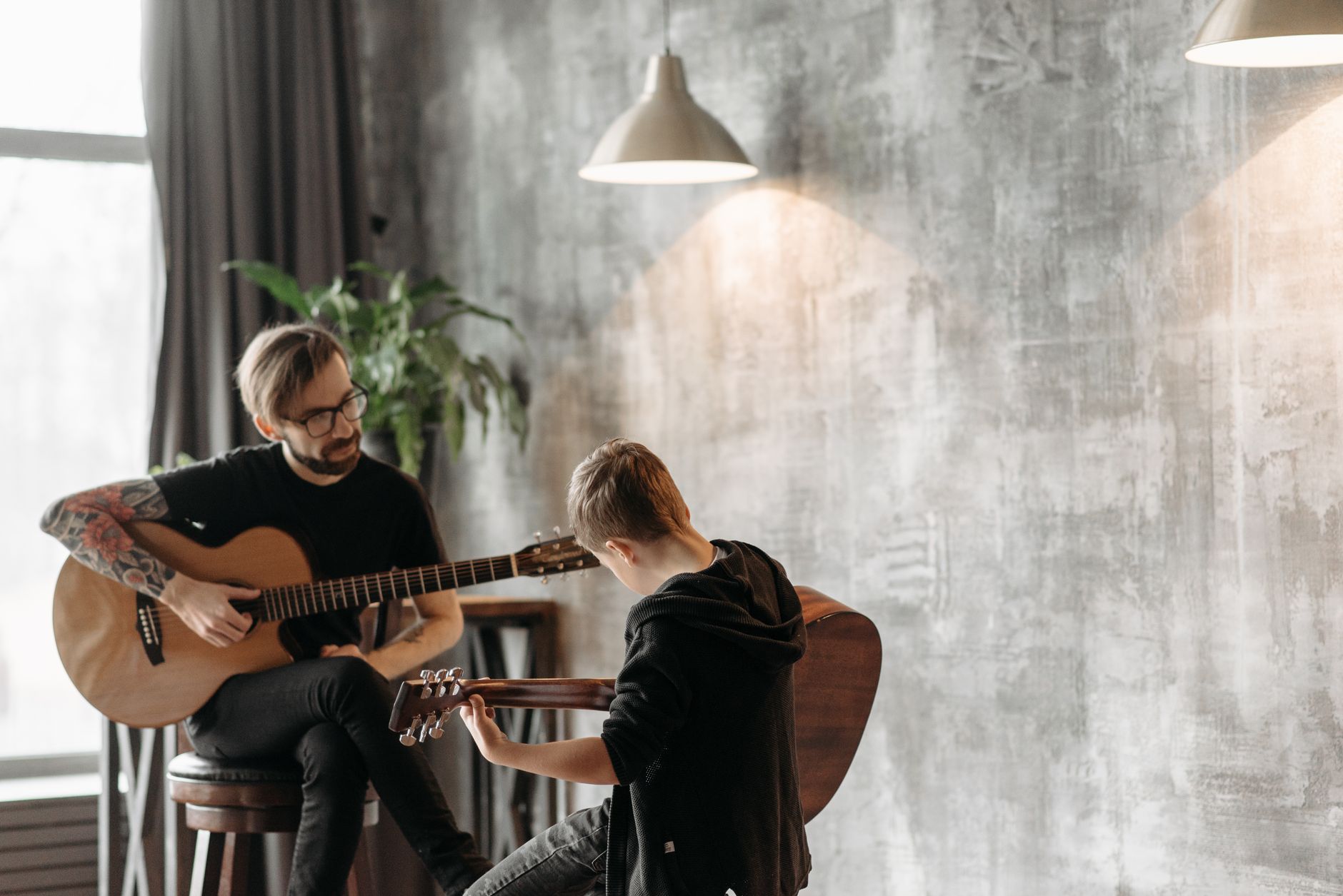 acoustic guitar small room (Photo: Pavel Danilyuk / Pexels)
