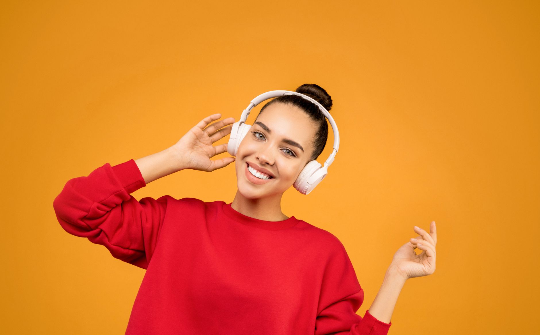 strangers listening music smiling (Photo: Sound On / Pexels)