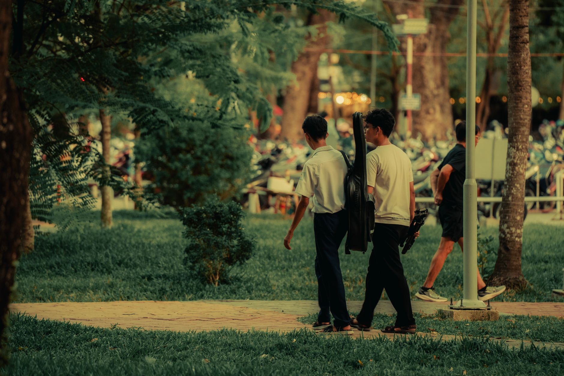 musician walking street case (Photo: Nguyễn Hoàng Văn / Pexels)