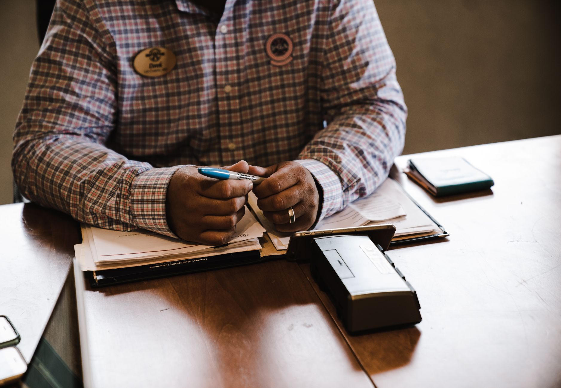 checklist reviewing desk (Photo: Jopwell / Pexels)