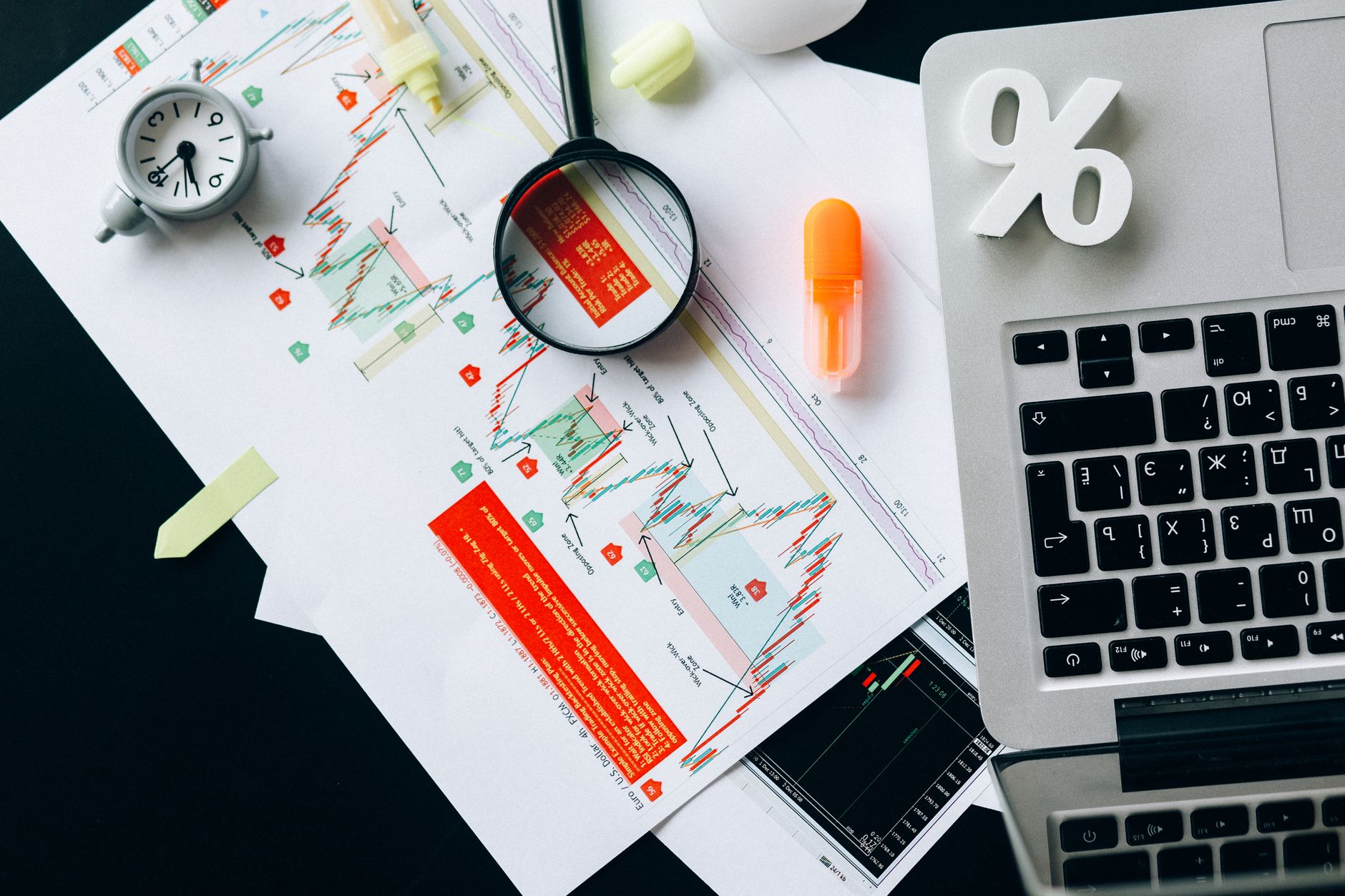 analytics chart laptop (Photo: Nataliya Vaitkevich / Pexels)