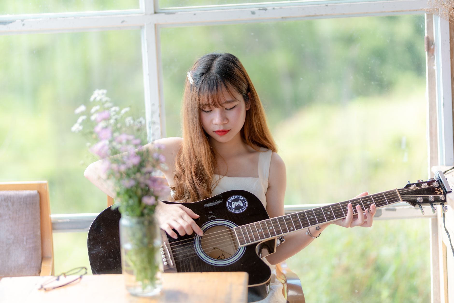 musician guitar window light (Photo: Chu Chup Hinh / Pexels)