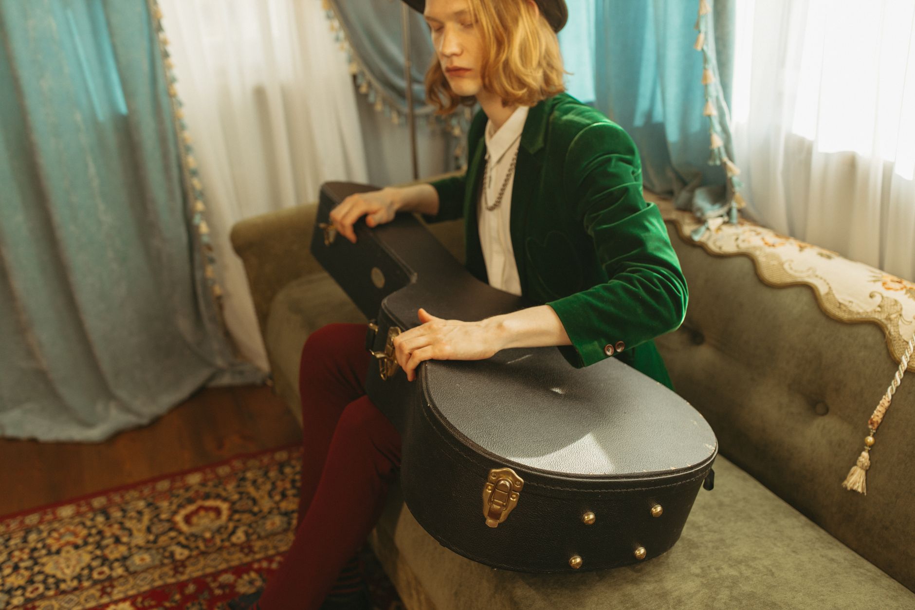 guitar case room storage (Photo: Yaroslav Shuraev / Pexels)