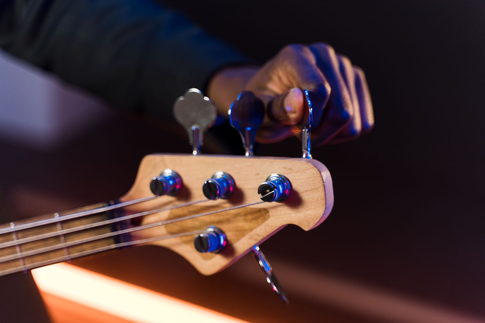 hands tuning acoustic guitar (Photo: AI25.Studio AI GENERATIVE / Pexels)