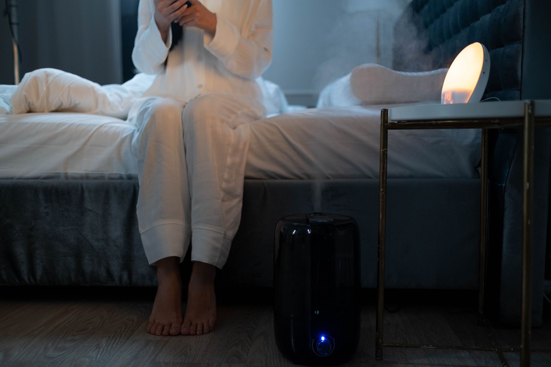 humidifier bedroom night (Photo: cottonbro studio / Pexels)
