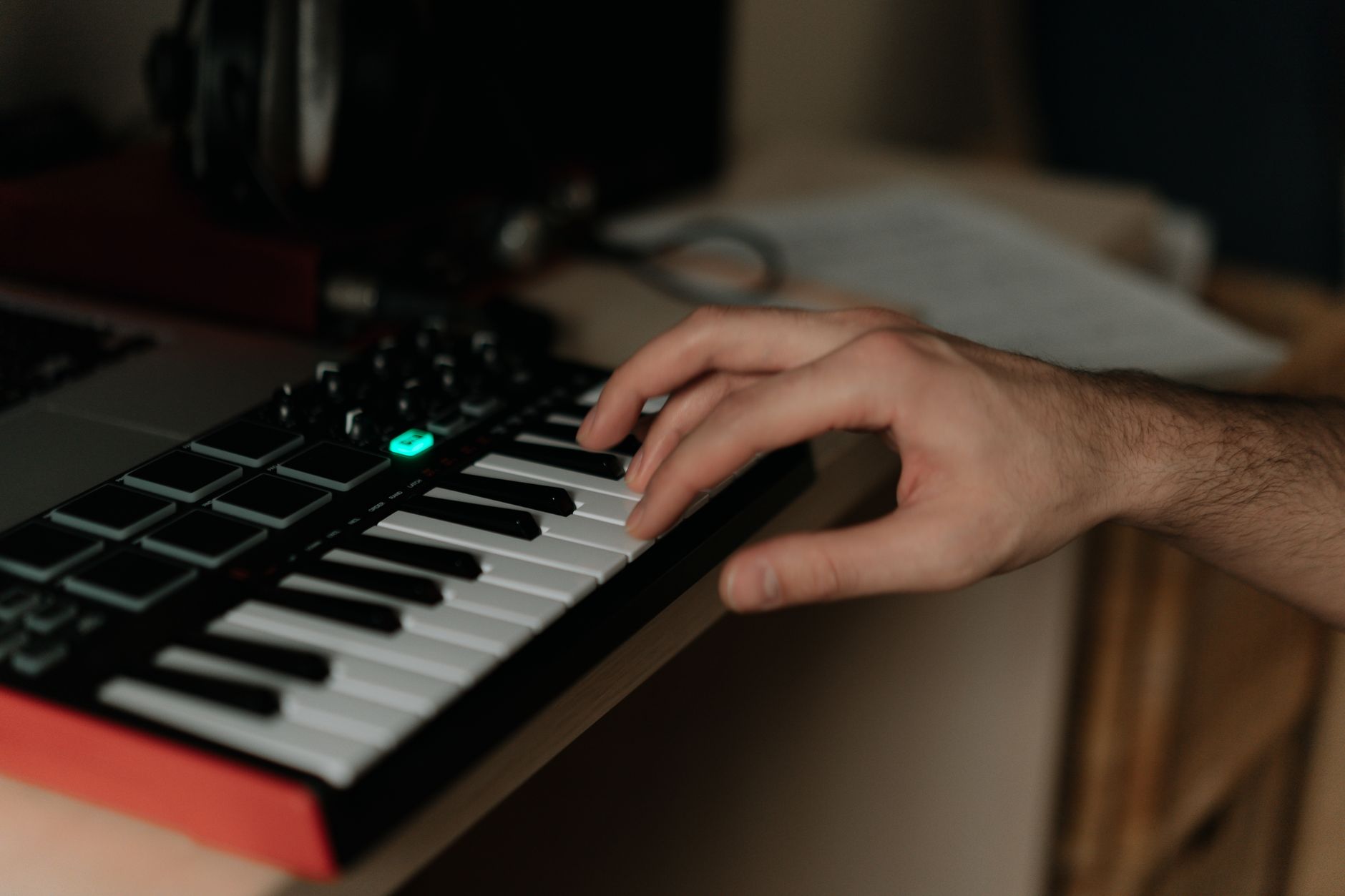 small midi keyboard desk (Photo: cottonbro studio / Pexels)