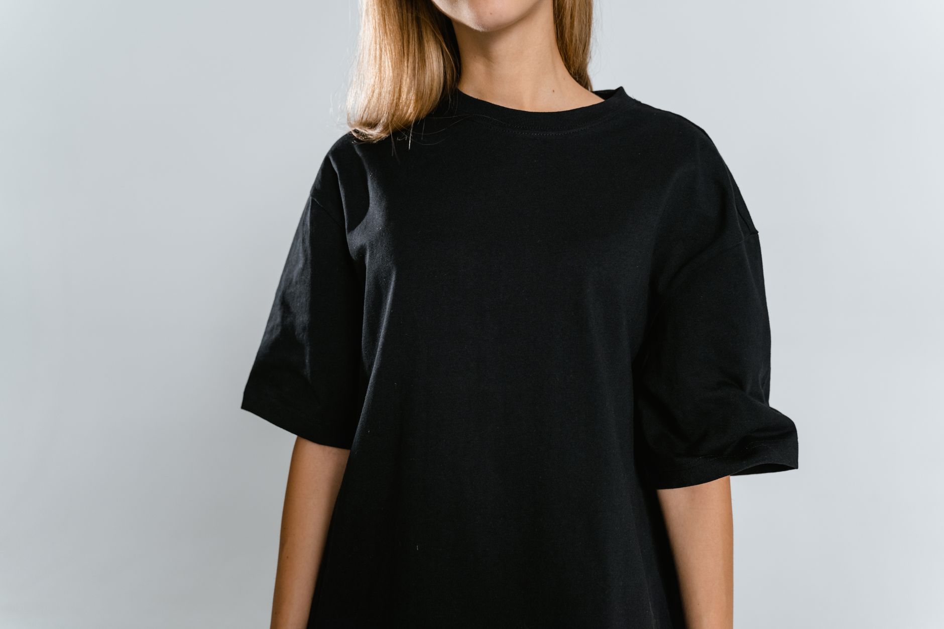 product photography tshirt (Photo: MART  PRODUCTION / Pexels)
