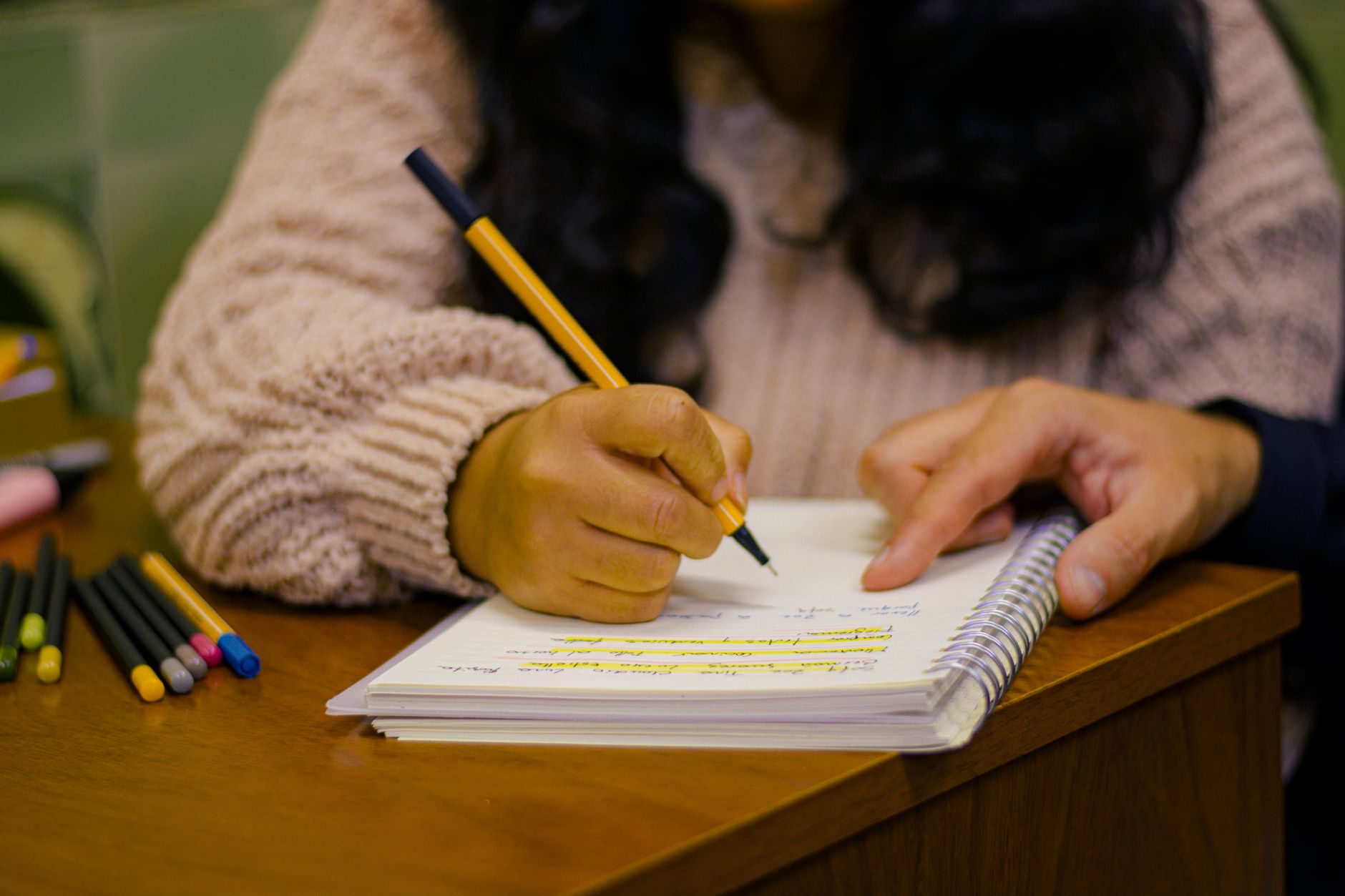writing notebook pen desk (Photo: Pavel Mudarra / Pexels)