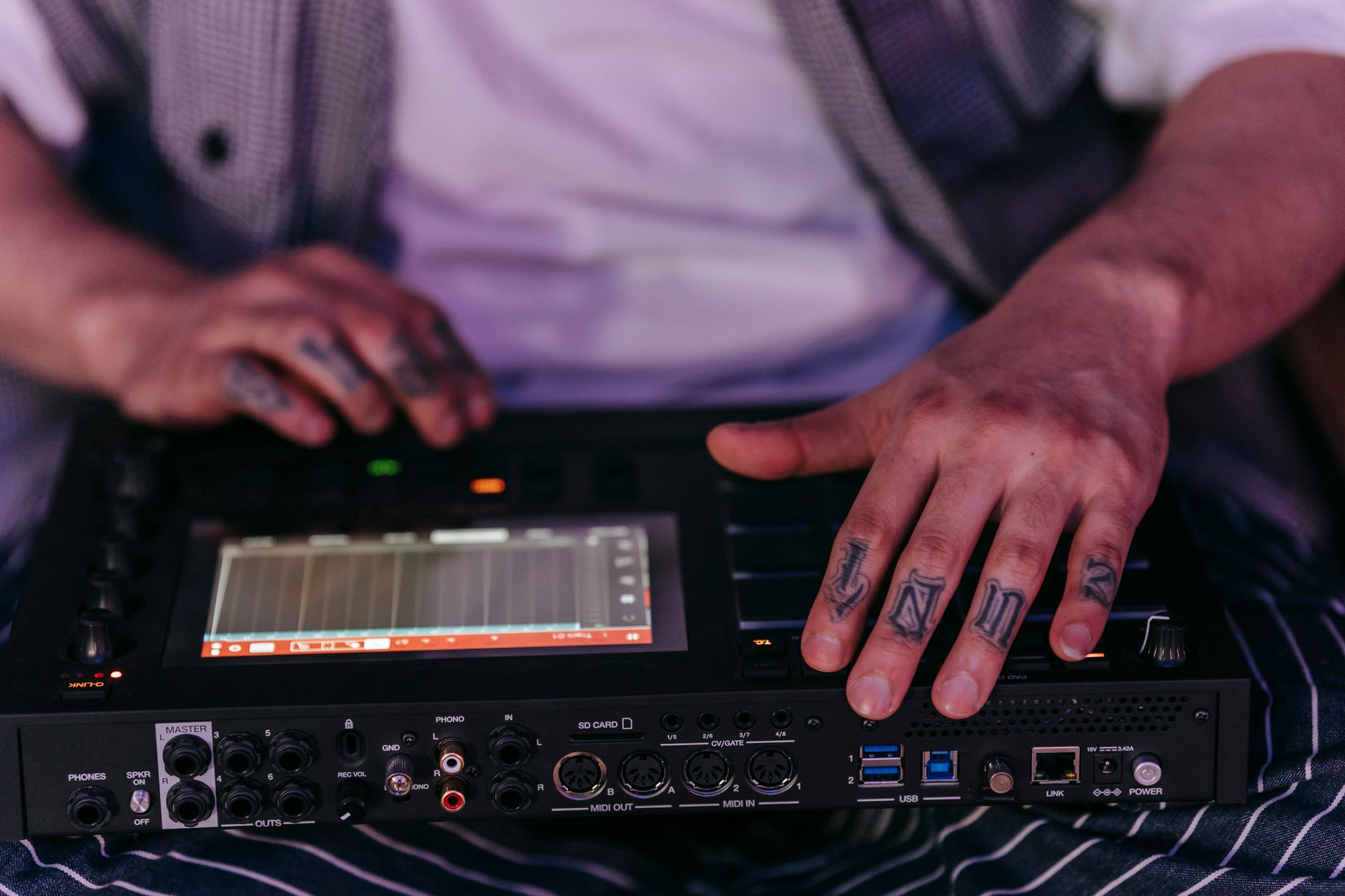audio samples waveform screen (Photo: Anna Pou / Pexels)