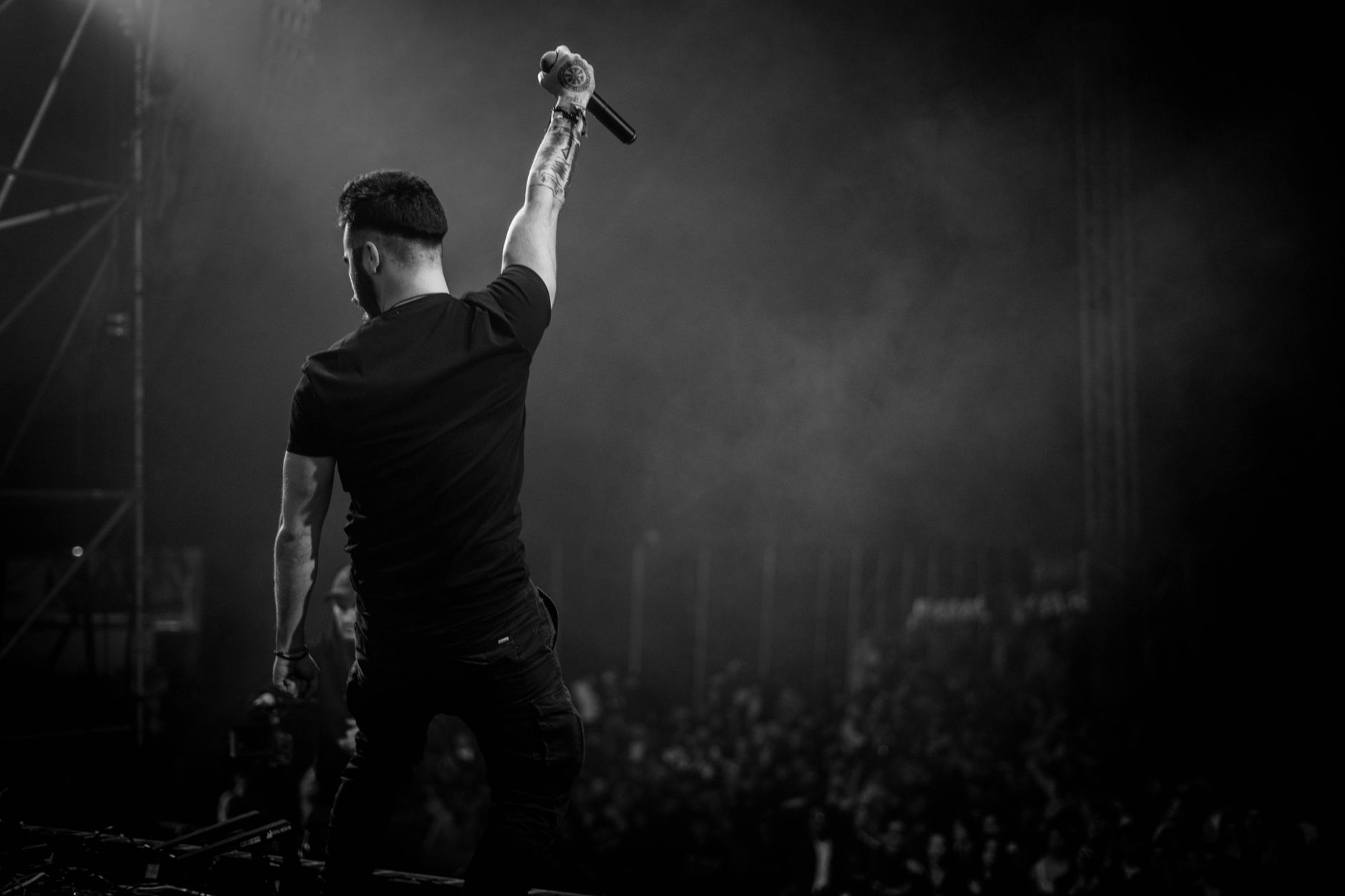 singer stage microphone performance (Photo: Saguna Andrei / Pexels)