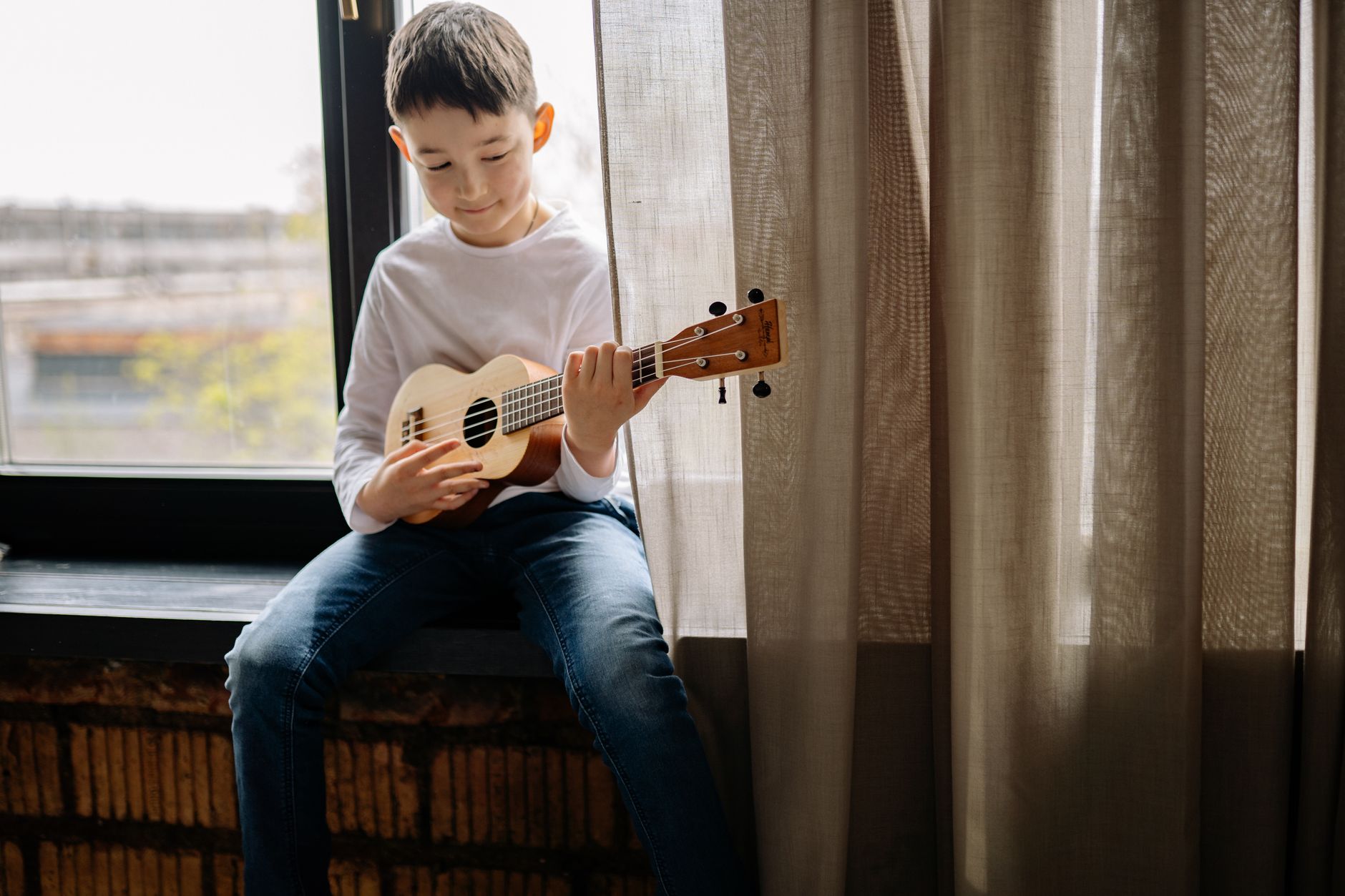 musician resting quiet window (Photo: Yan Krukau / Pexels)