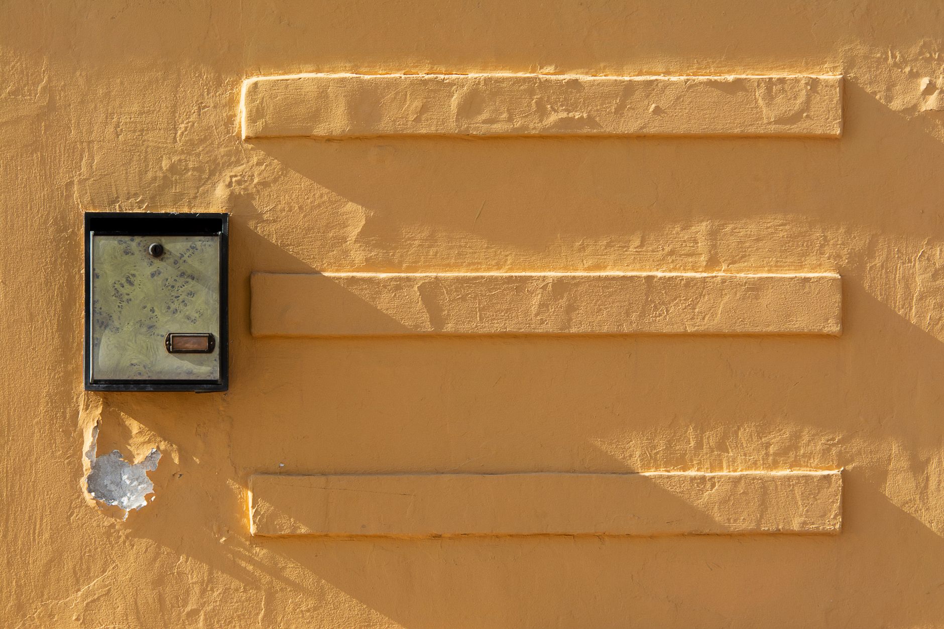 warm sunlight mailbox (Photo: Jan van der Wolf / Pexels)