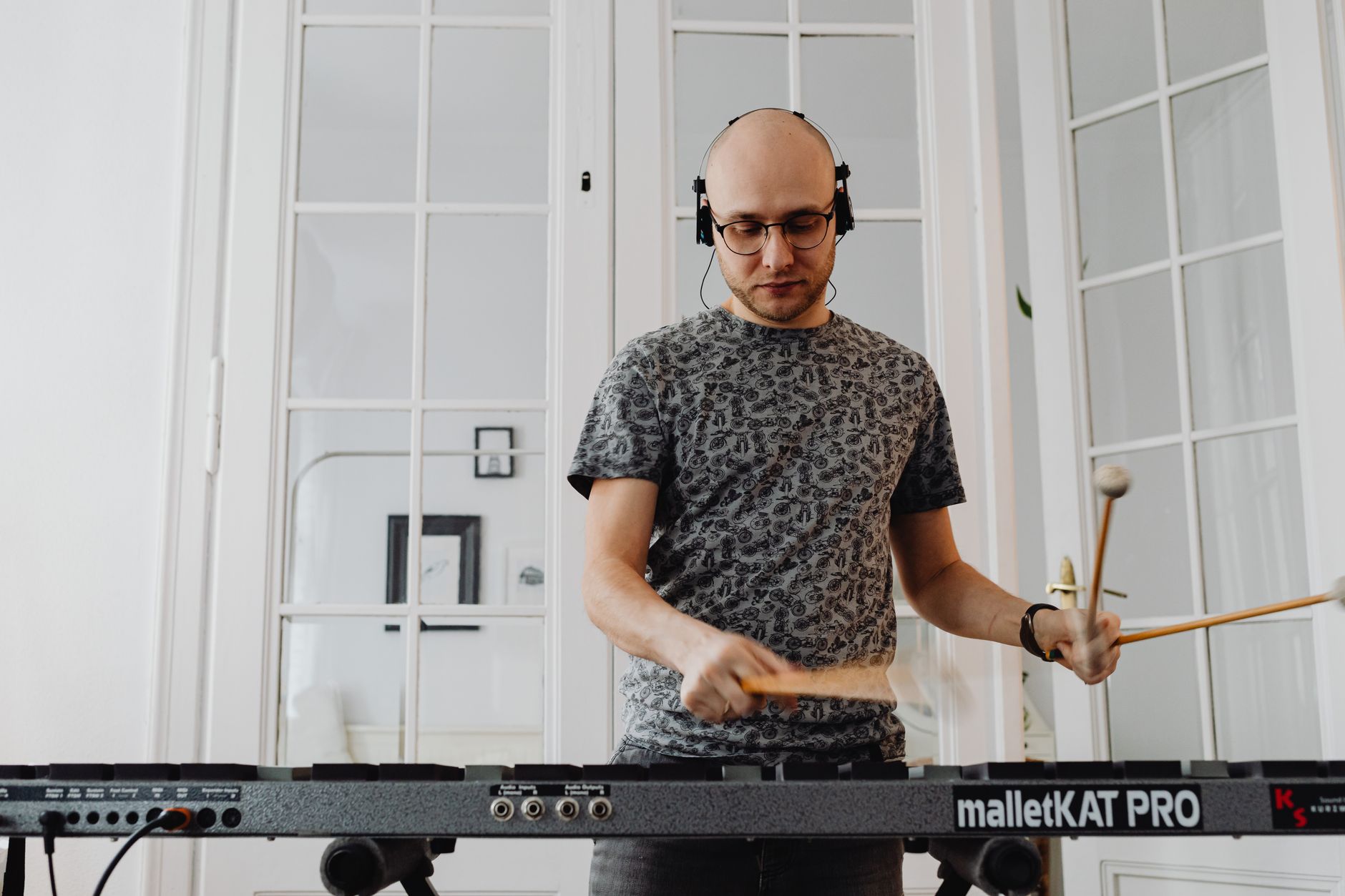 musician smiling home studio (Photo: https://kaboompics.com/ / Pexels)