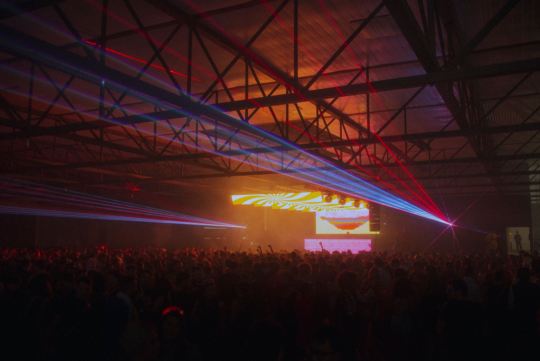 crowded live show lights (Photo: Isabella Mendes / Pexels)