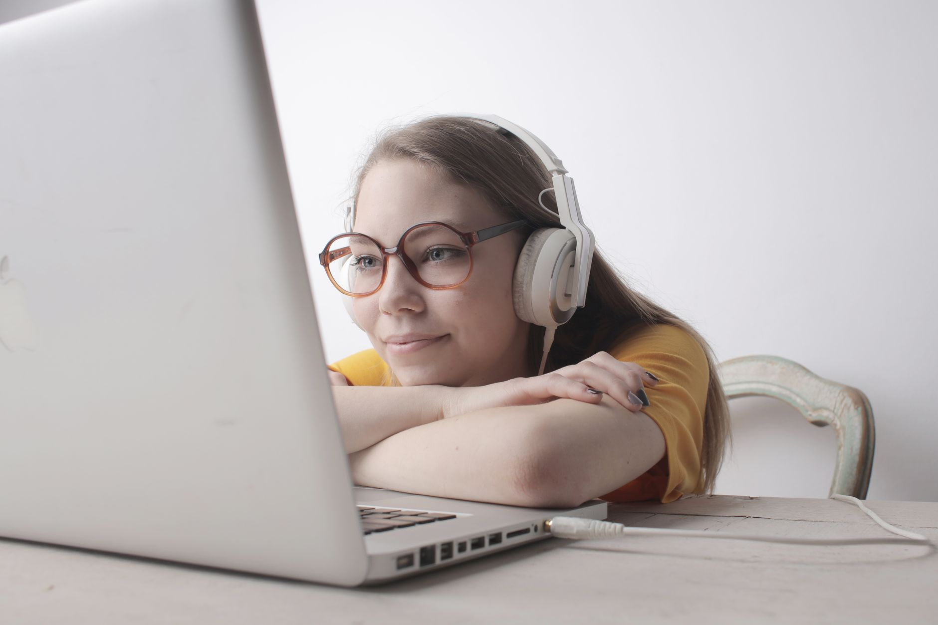 laptop audio library browsing (Photo: Andrea Piacquadio / Pexels)