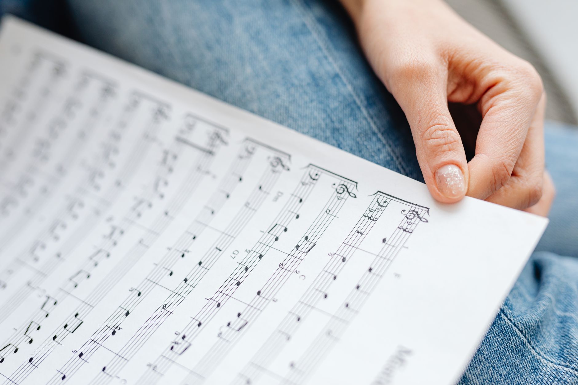 music theory notebook staff (Photo: https://kaboompics.com/ / Pexels)