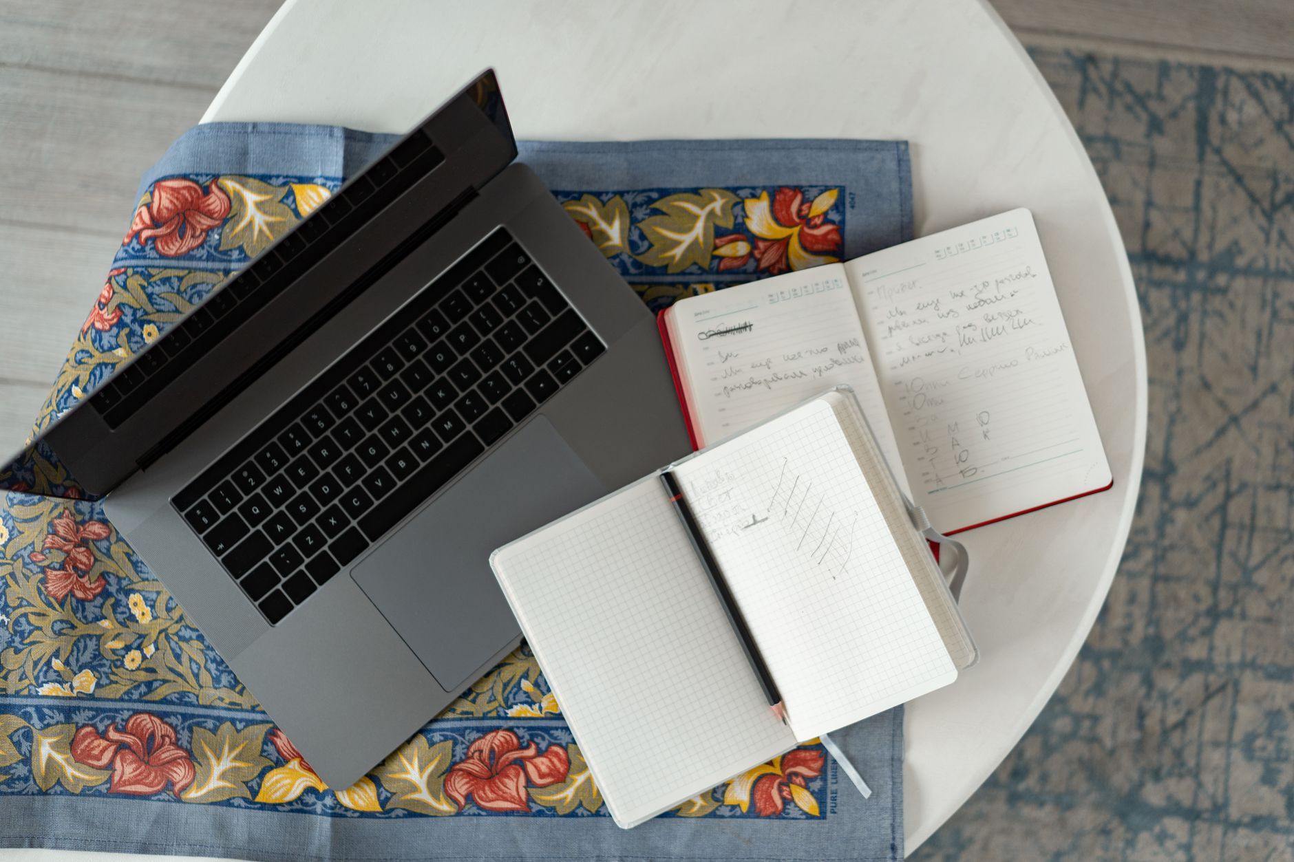 notebook planning laptop desk (Photo: Mikhail Nilov / Pexels)
