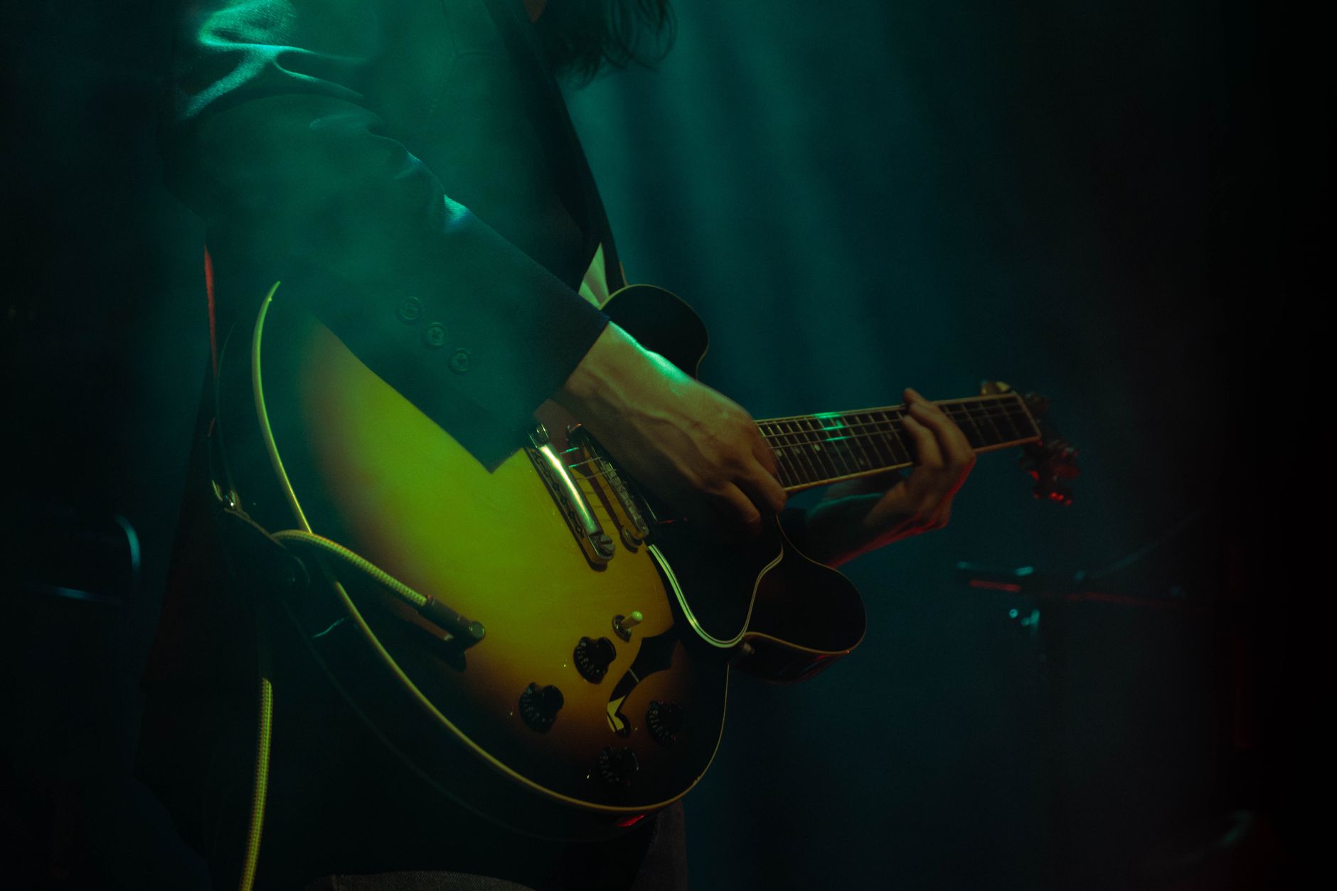 acoustic guitar stage soundcheck (Photo: Büşranur Aydın / Pexels)