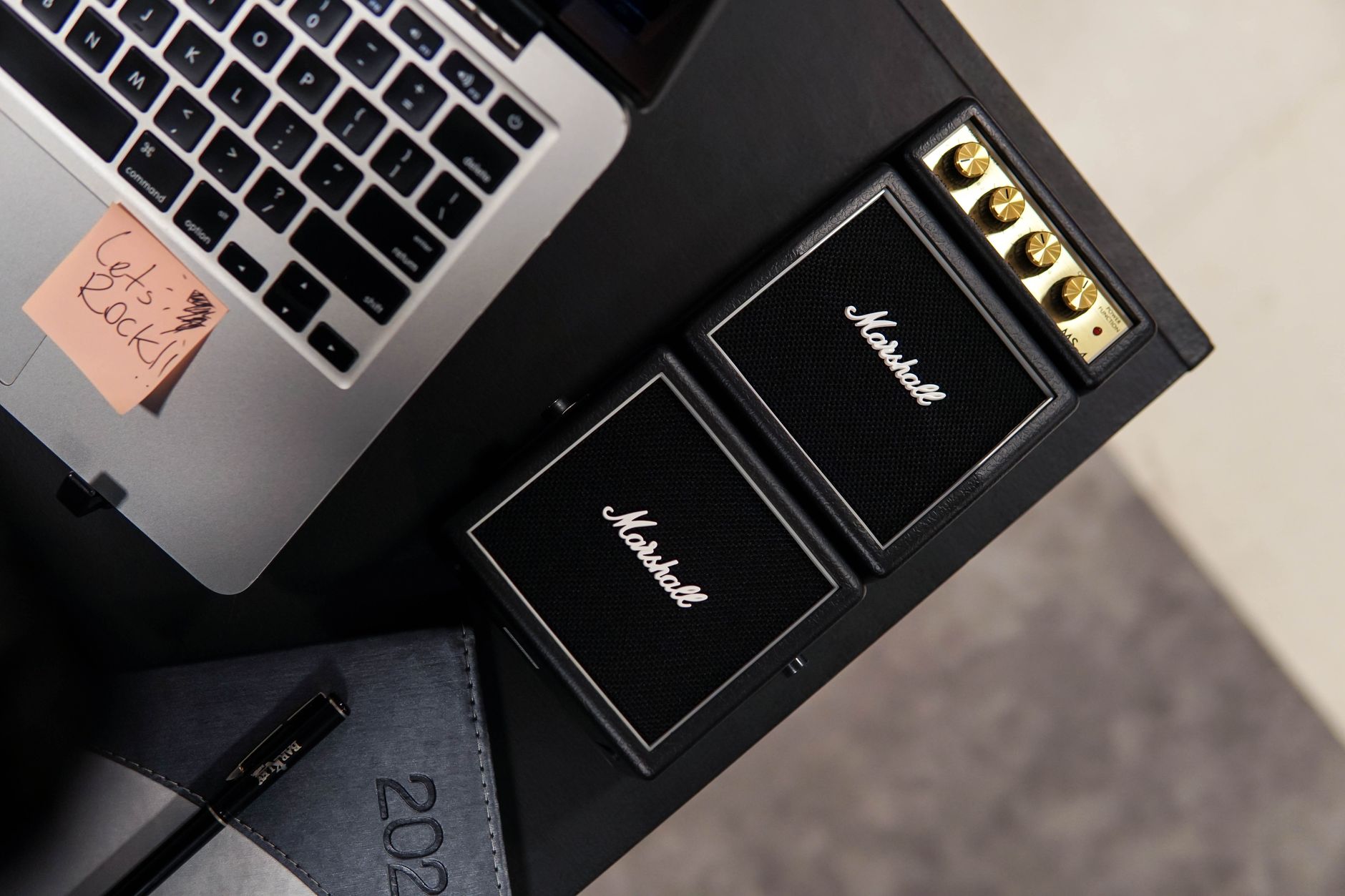 laptop guitar warm workspace (Photo: Caique Araujo / Pexels)
