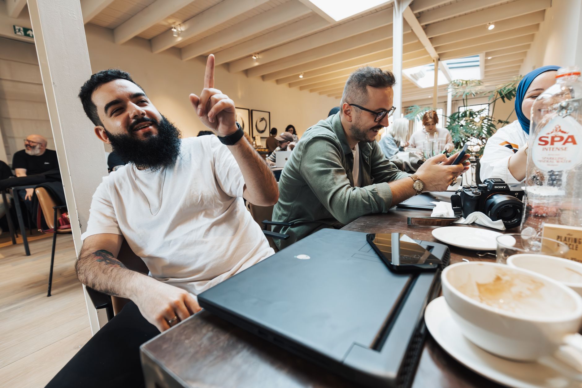 networking conversation cafe (Photo: Matheus Bertelli / Pexels)