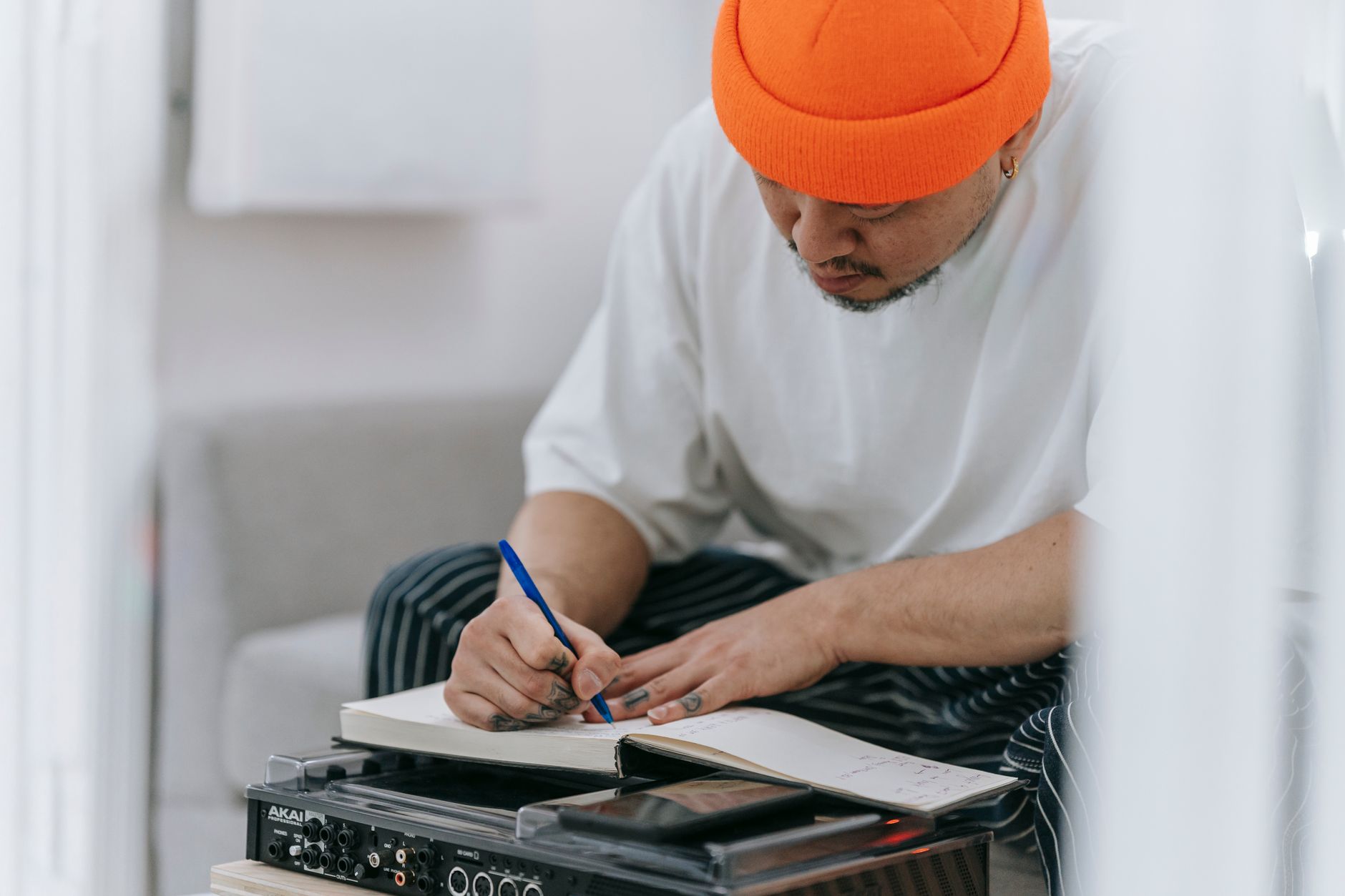 musician planning notebook (Photo: Anna Pou / Pexels)