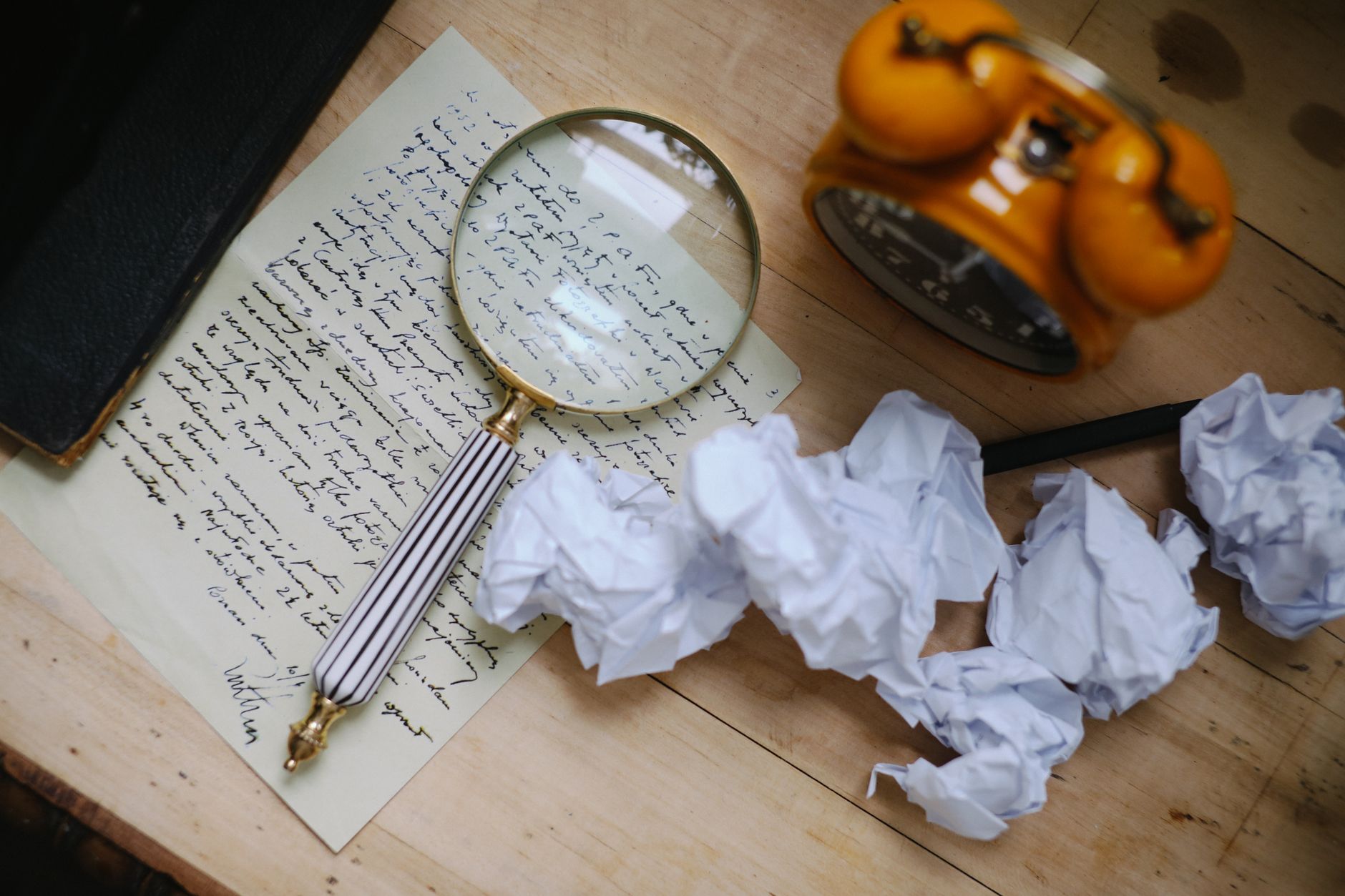 crumpled paper writing desk (Photo: KoolShooters / Pexels)