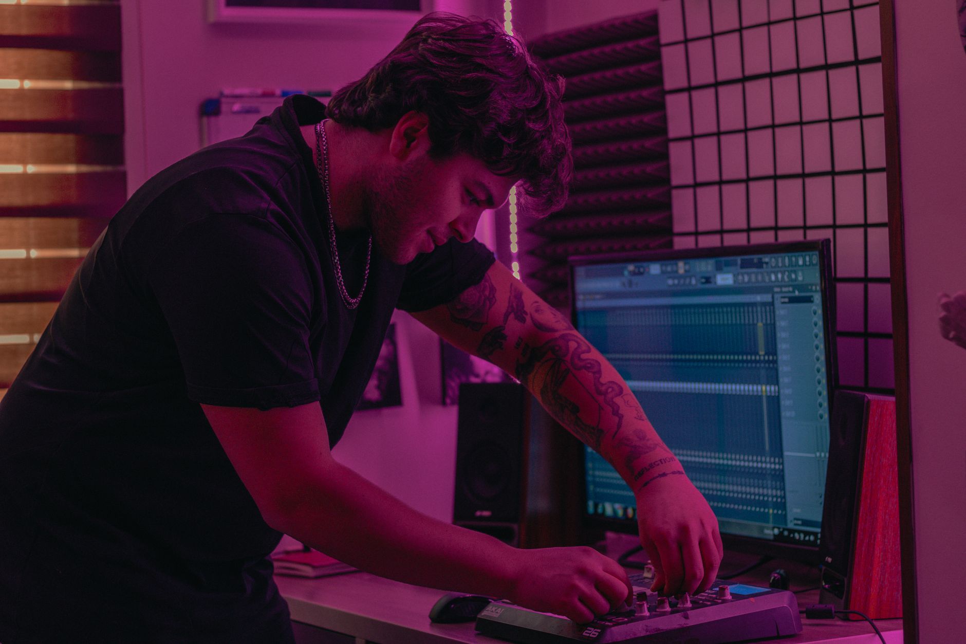 sound engineer editing screen (Photo: Rezli / Pexels)