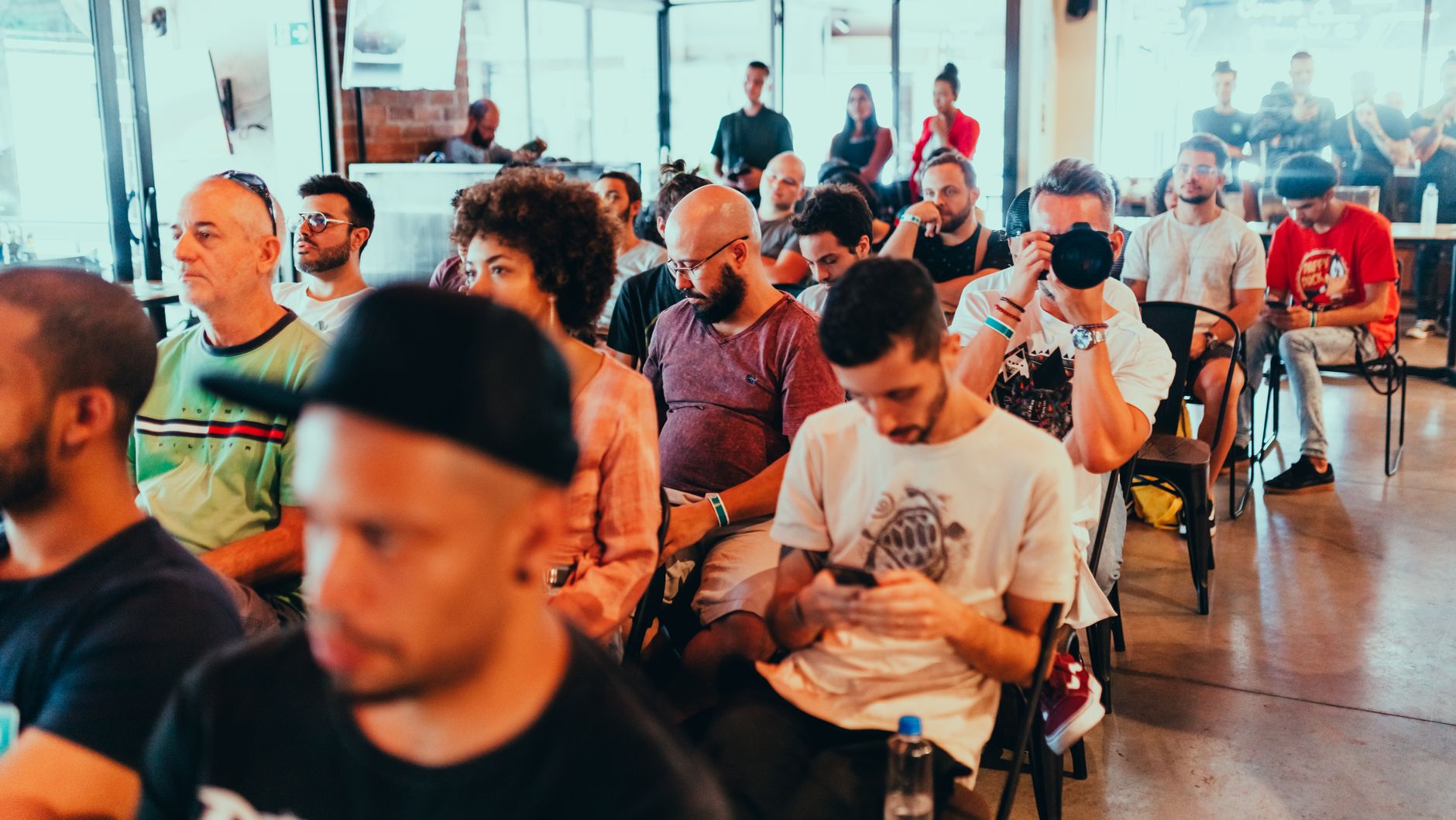 small audience listening intimate (Photo: Matheus Bertelli / Pexels)