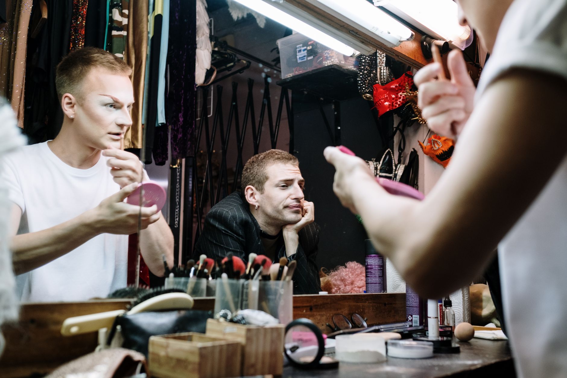 musicians talking backstage (Photo: cottonbro studio / Pexels)