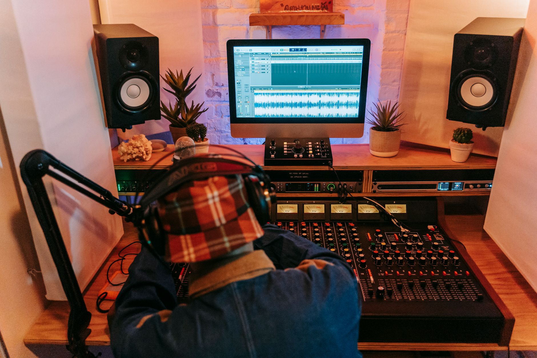 producer working home studio (Photo: Anna Pou / Pexels)
