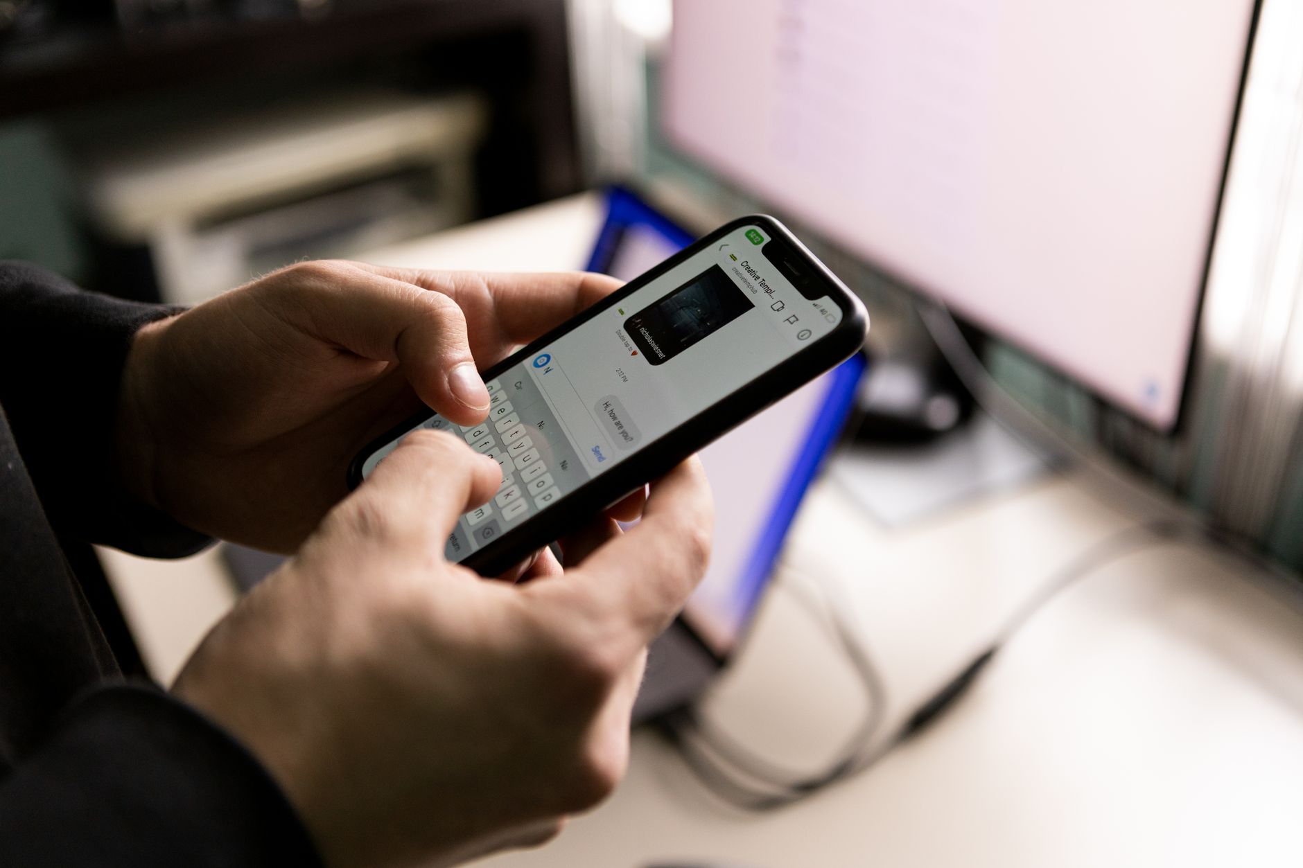 phone typing social media (Photo: Vladislav Šmigelski / Pexels)