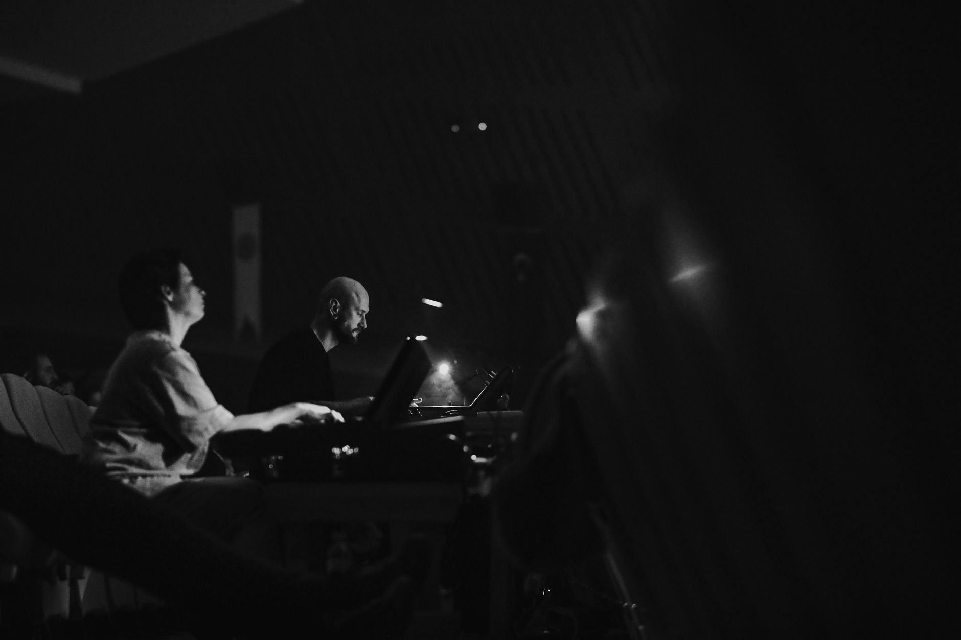warm lit live performance (Photo: ömer aliko / Pexels)