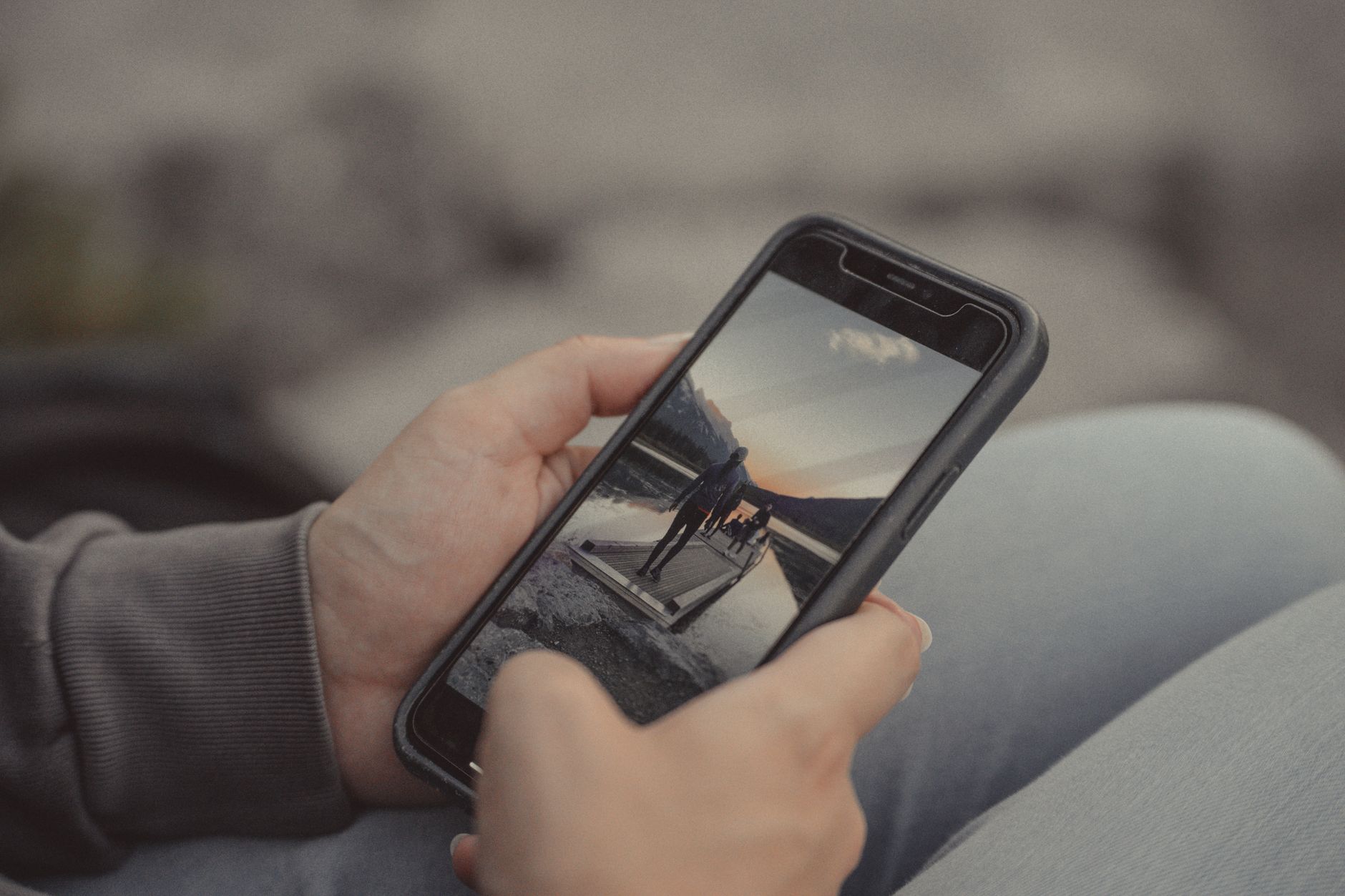 phone playlist screen hand (Photo: Line Knipst / Pexels)
