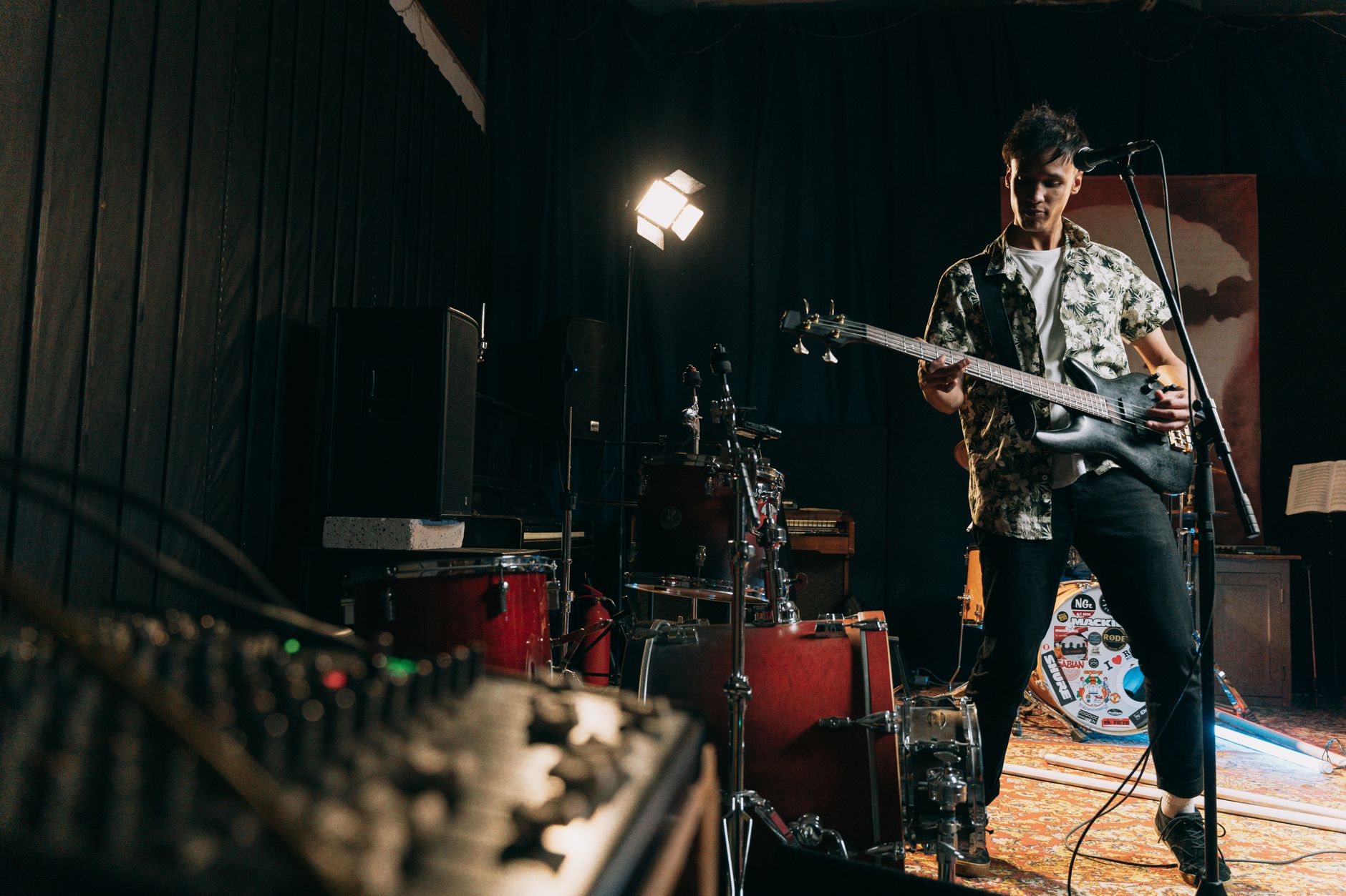 stage setup amplifier venue (Photo: Ivan S / Pexels)