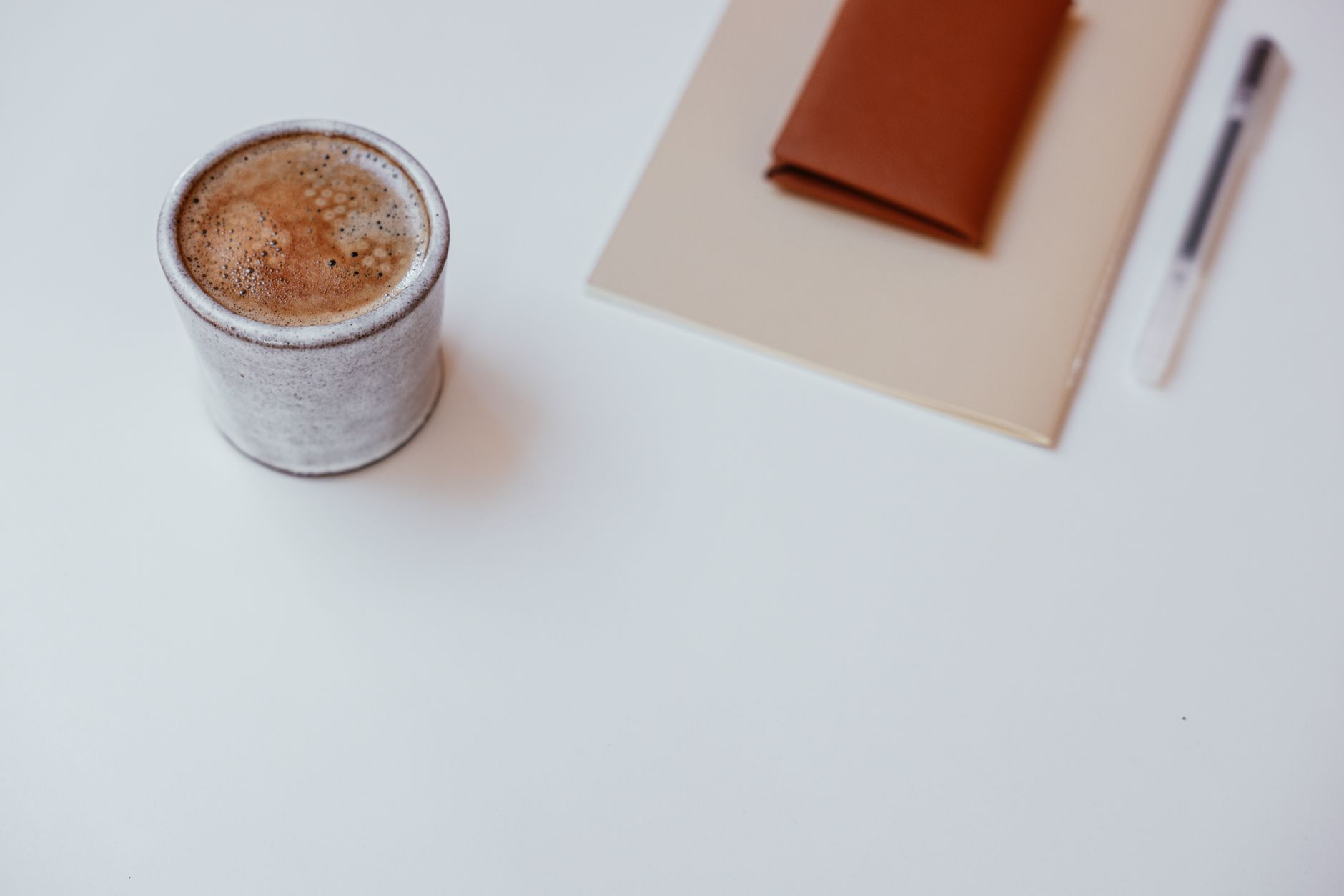 notebook pen coffee desk (Photo: Cup of  Couple / Pexels)