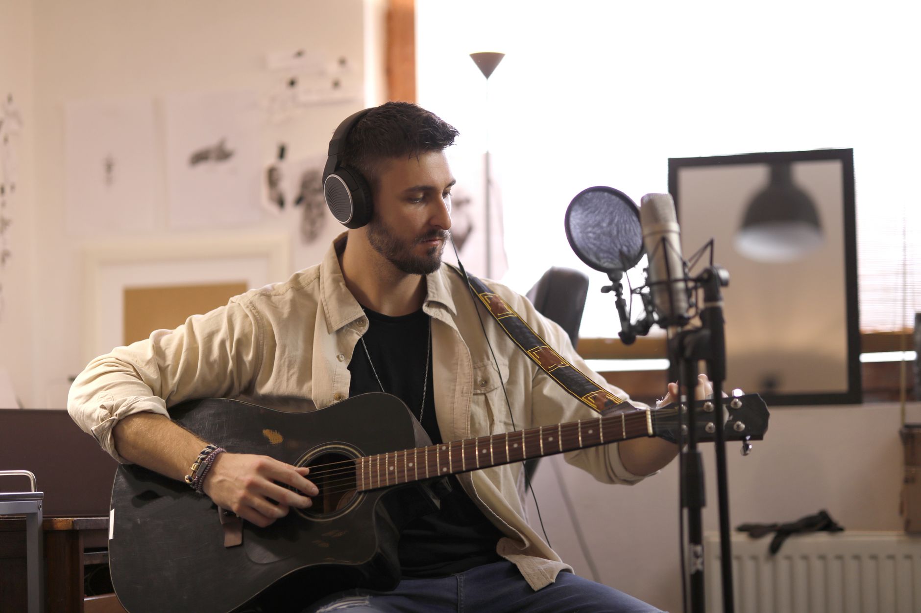guitarist recording home studio (Photo: Andrea Piacquadio / Pexels)
