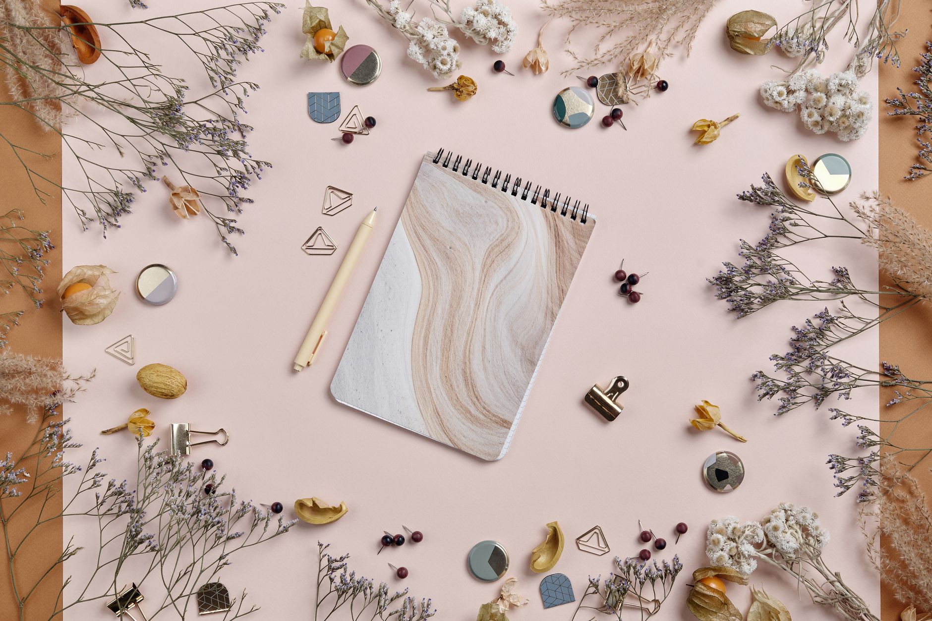 notebook photo mood board (Photo: Boris Pavlikovsky / Pexels)