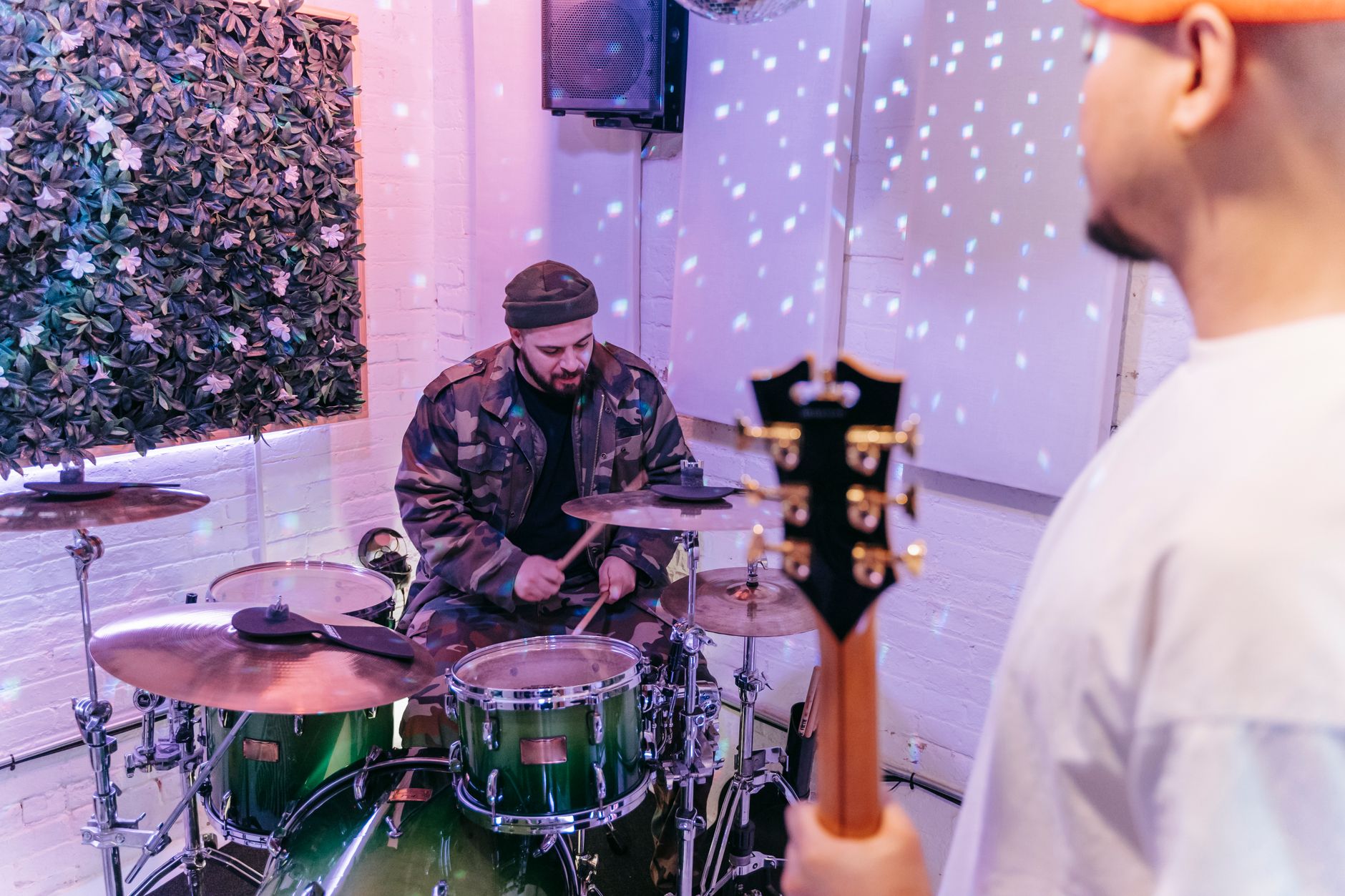 musician soundcheck empty venue (Photo: Anna Pou / Pexels)