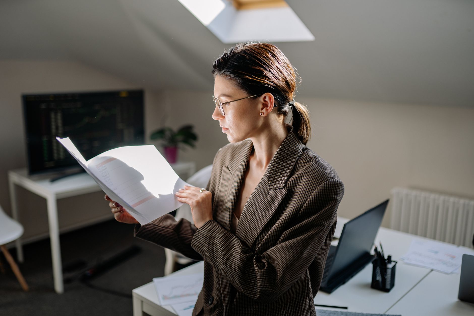 person reading document laptop (Photo: Yan Krukau / Pexels)