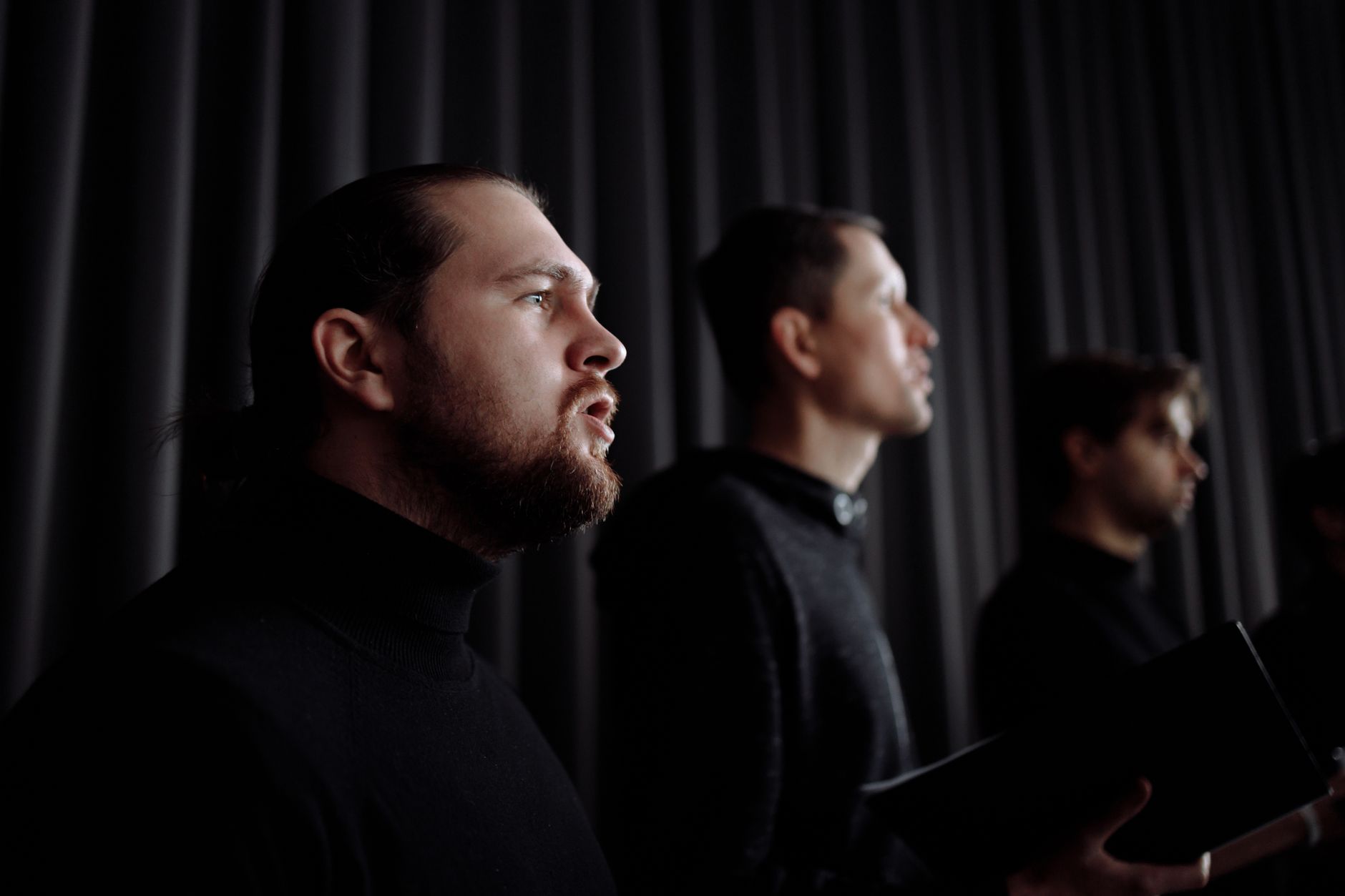 singer waiting stage curtain (Photo: Thirdman / Pexels)