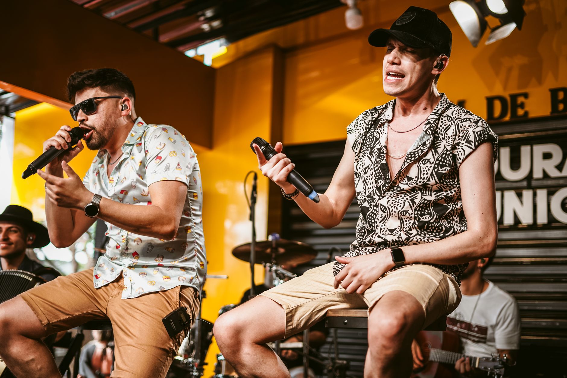 band performing live audience (Photo: Geancarlo Peruzzolo / Pexels)